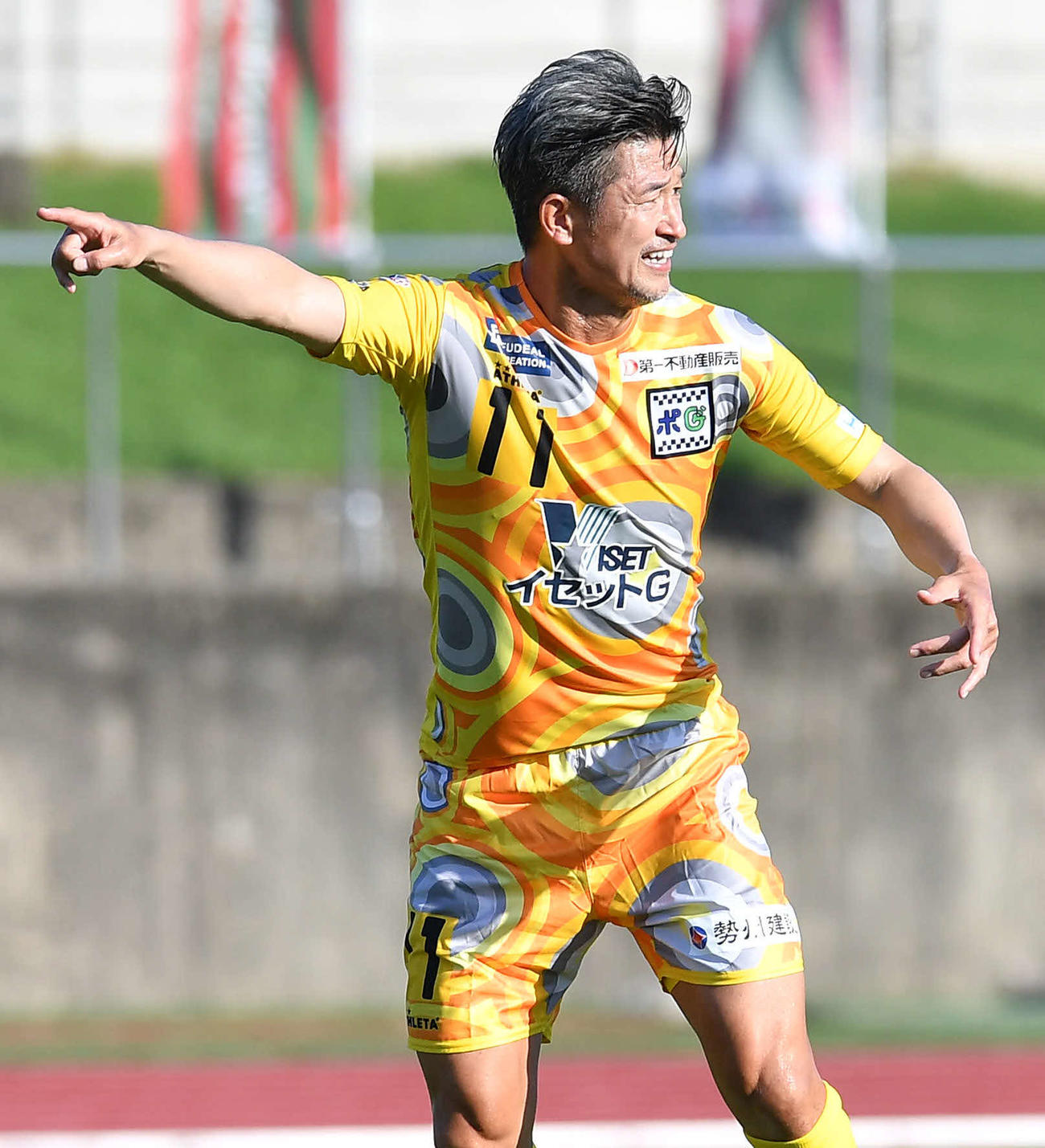 高知対鈴鹿　後半、チームメートに指示を出す鈴鹿カズ（撮影・岩下翔太）