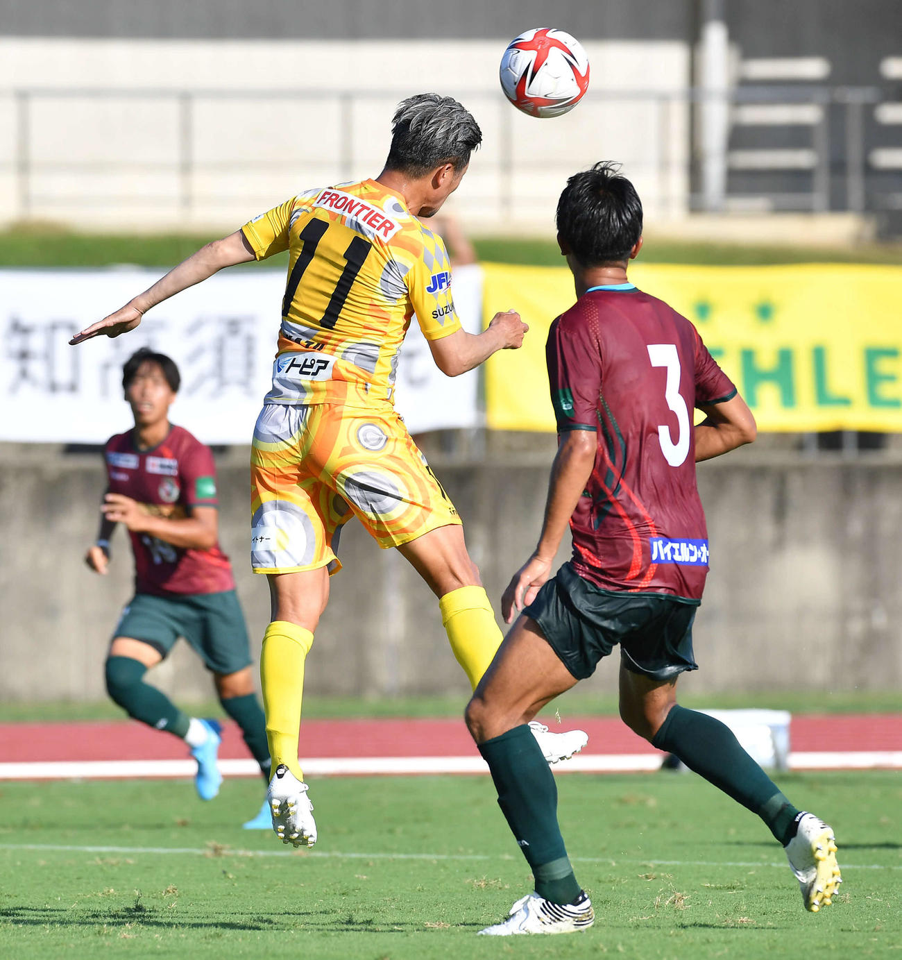 高知対鈴鹿　後半、ヘディングでパスする鈴鹿・三浦知良（撮影・岩下翔太）