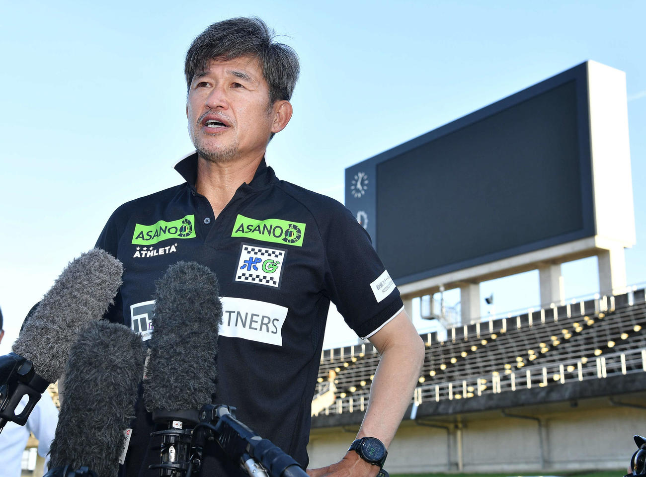 高知対鈴鹿　試合後、囲み取材を受ける鈴鹿・三浦知良（撮影・岩下翔太）