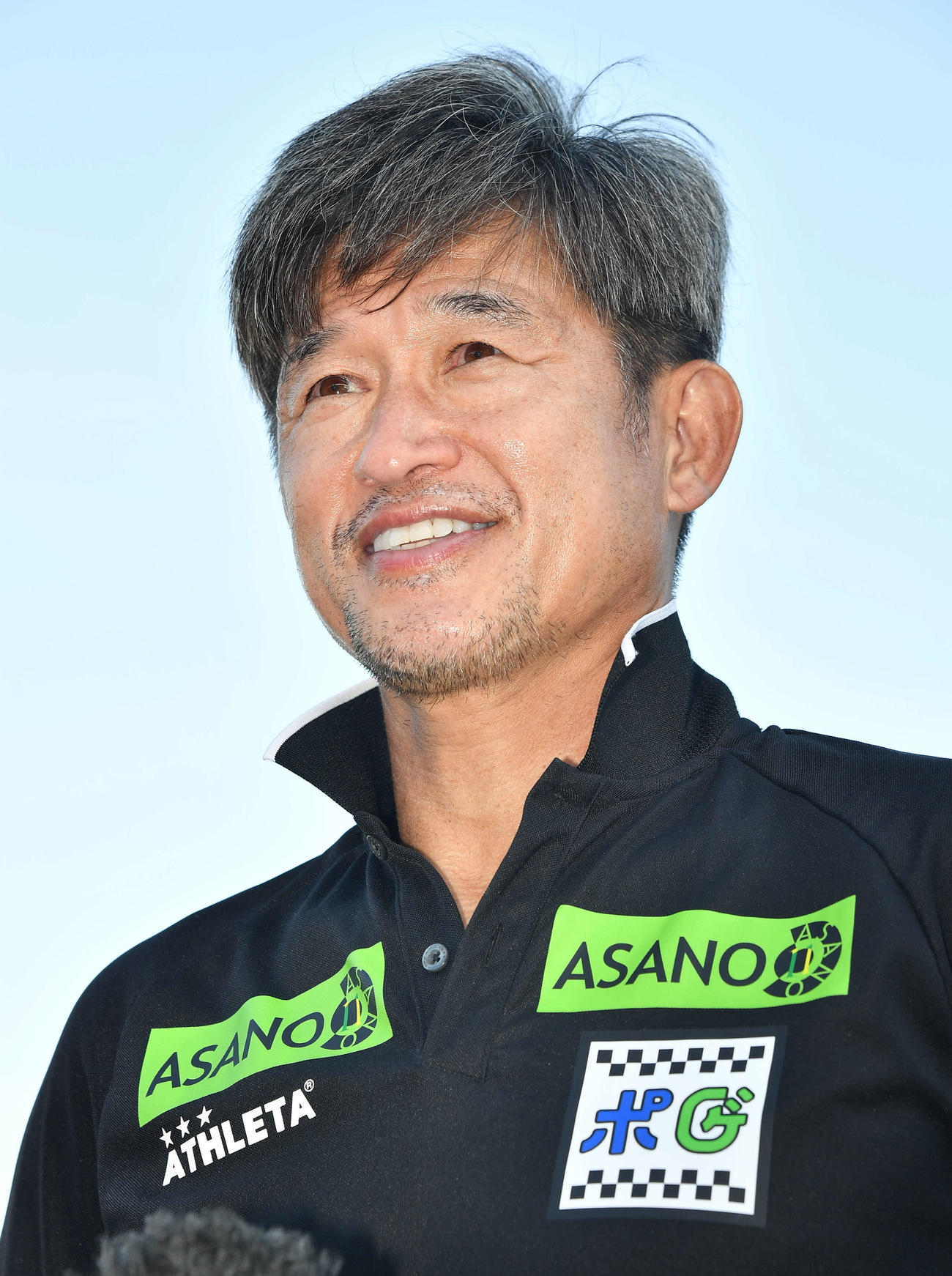 高知対鈴鹿　試合後の囲み取材で笑顔を見せる鈴鹿・三浦知良（撮影・岩下翔太）