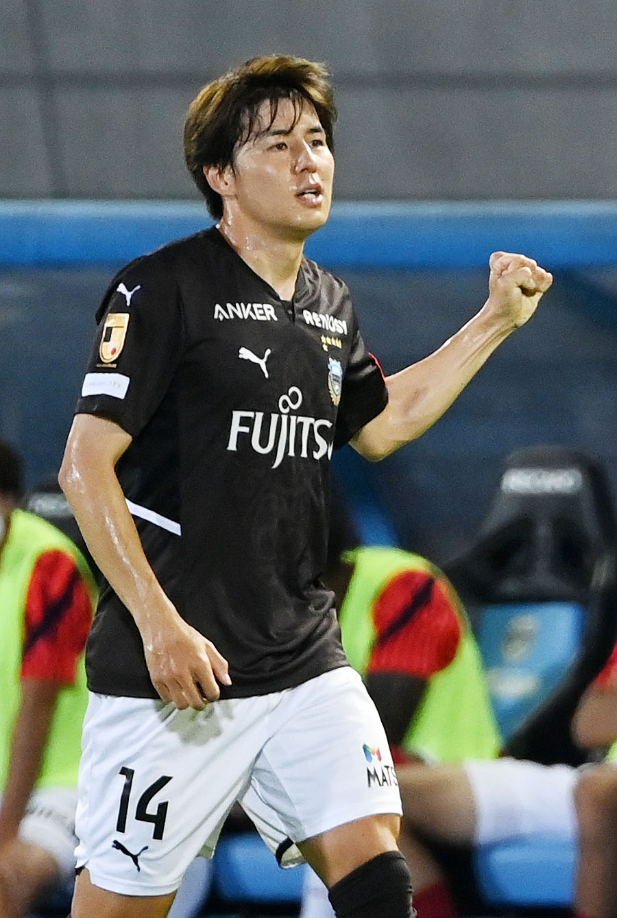 川崎F対鹿島　前半、ゴールを決めガッツポーズする川崎F脇坂泰斗（2022年8月27日）