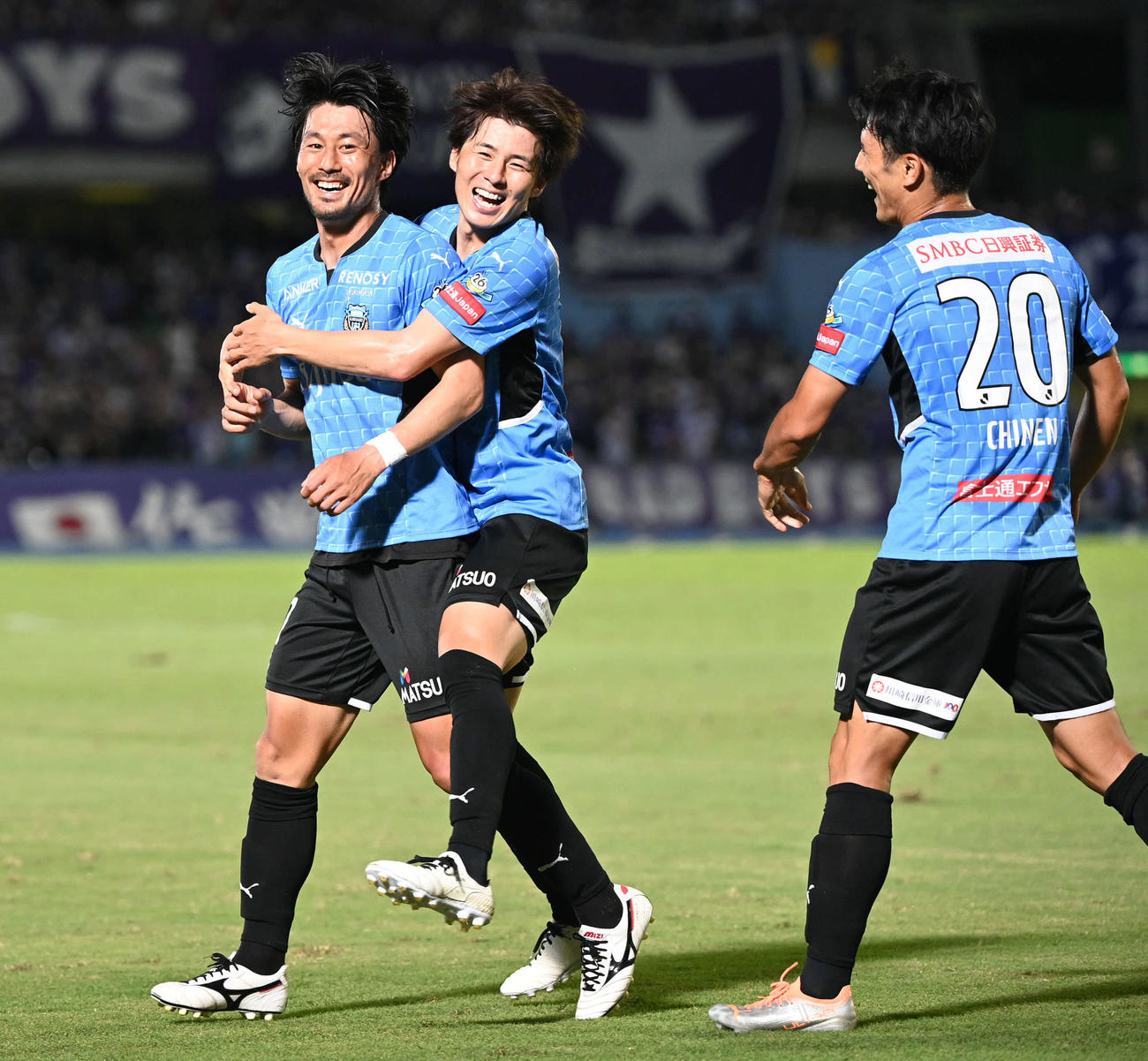 川崎F対広島　後半、追加点を奪った川崎F家長（左）は脇坂（中央）知念に祝福される（2022年9月10日）