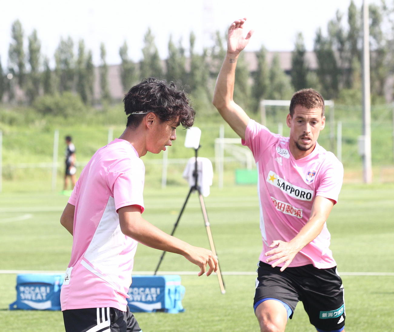 甲府戦前日練習に参加する伊藤（左）