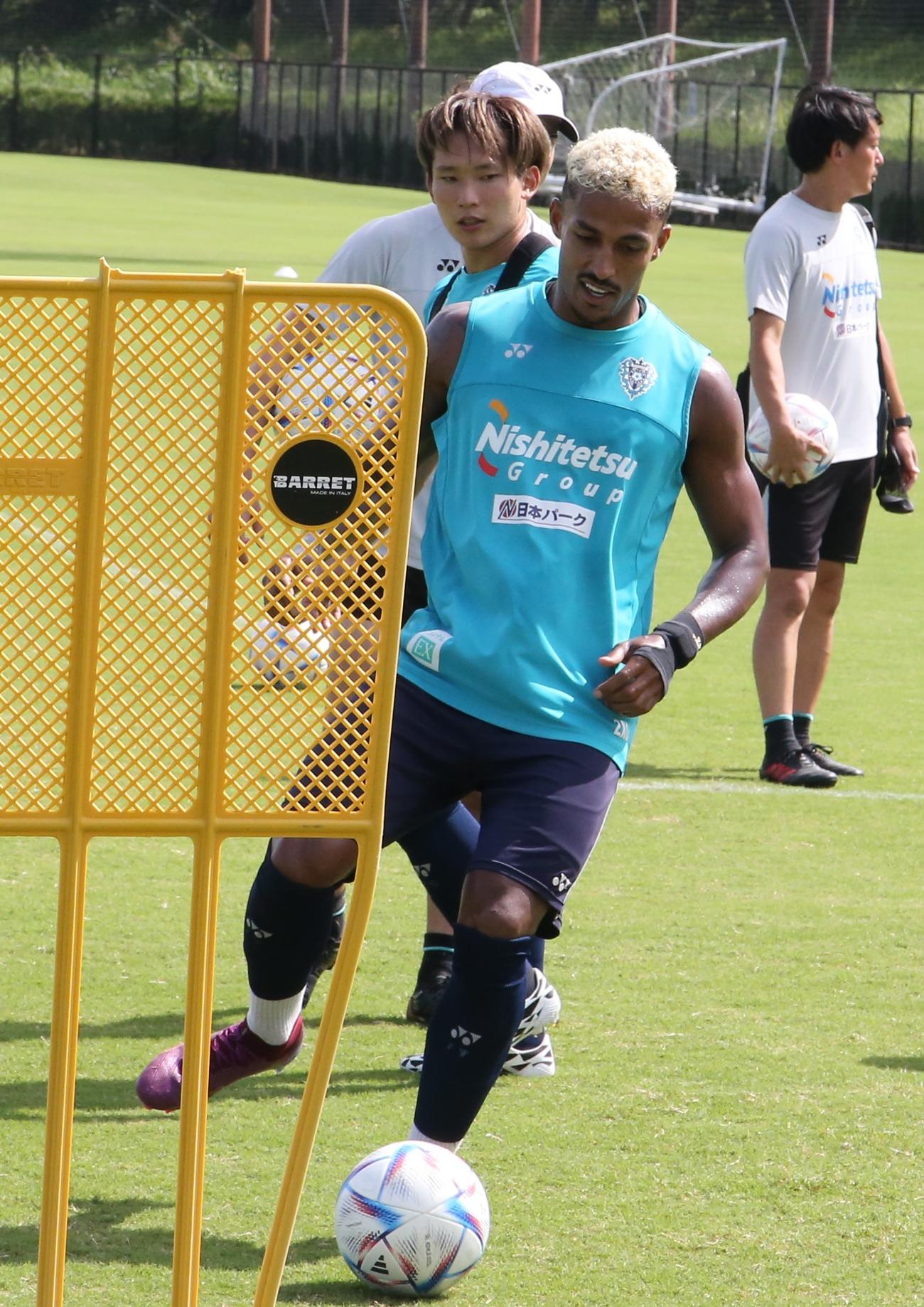 練習に励むJ1福岡FWルキアン（撮影・菊川光一）