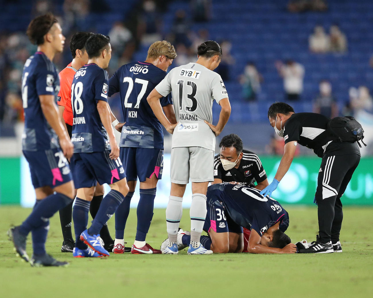 22年9月10日、前半、負傷しうずくまる横浜西村（右から2人目）