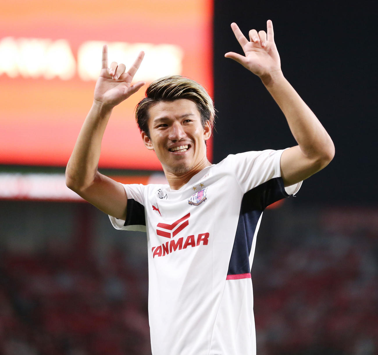 浦和対C大阪　試合後、サポーターへポーズを決めるC大阪加藤（撮影・宮地輝）