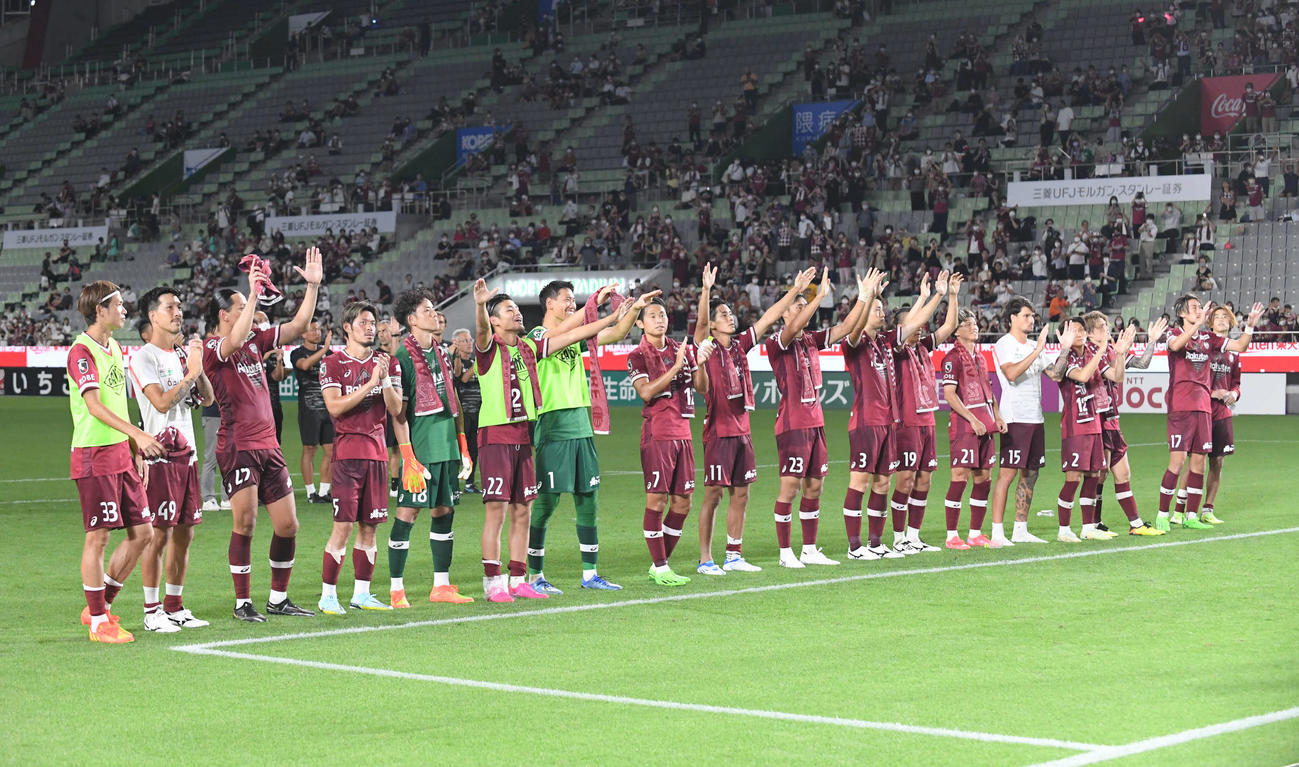 神戸対東京　試合後、ファンへあいさつをする神戸の選手たち（撮影・滝沢美穂子）