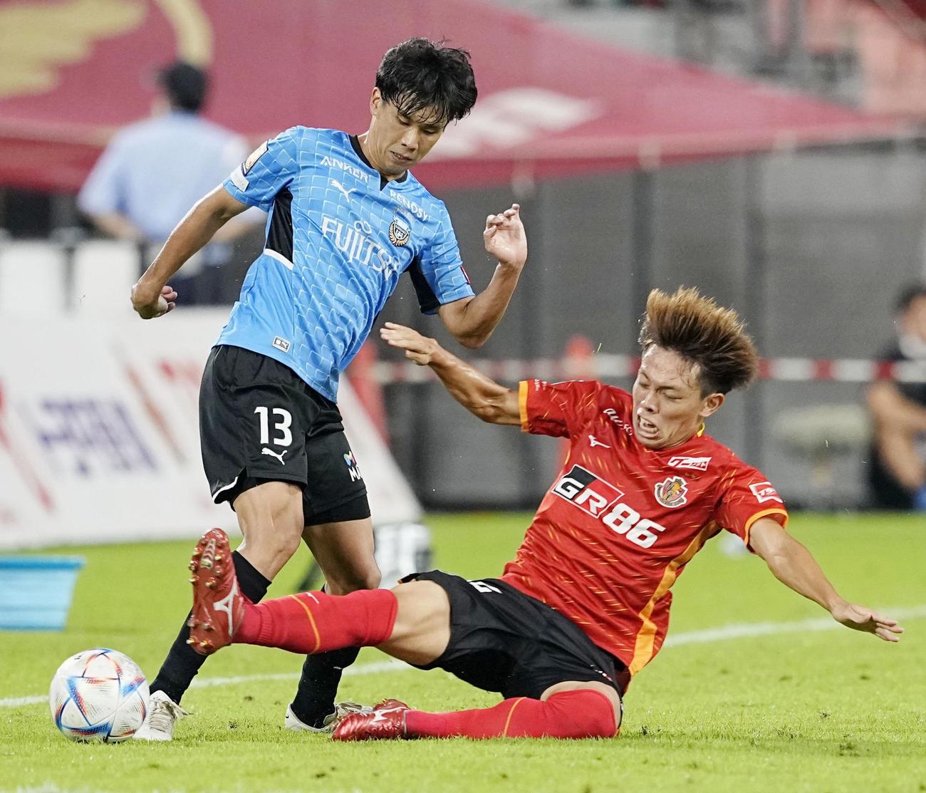 名古屋―川崎　後半、競り合う川崎・山根（左）と名古屋・内田宅（共同）