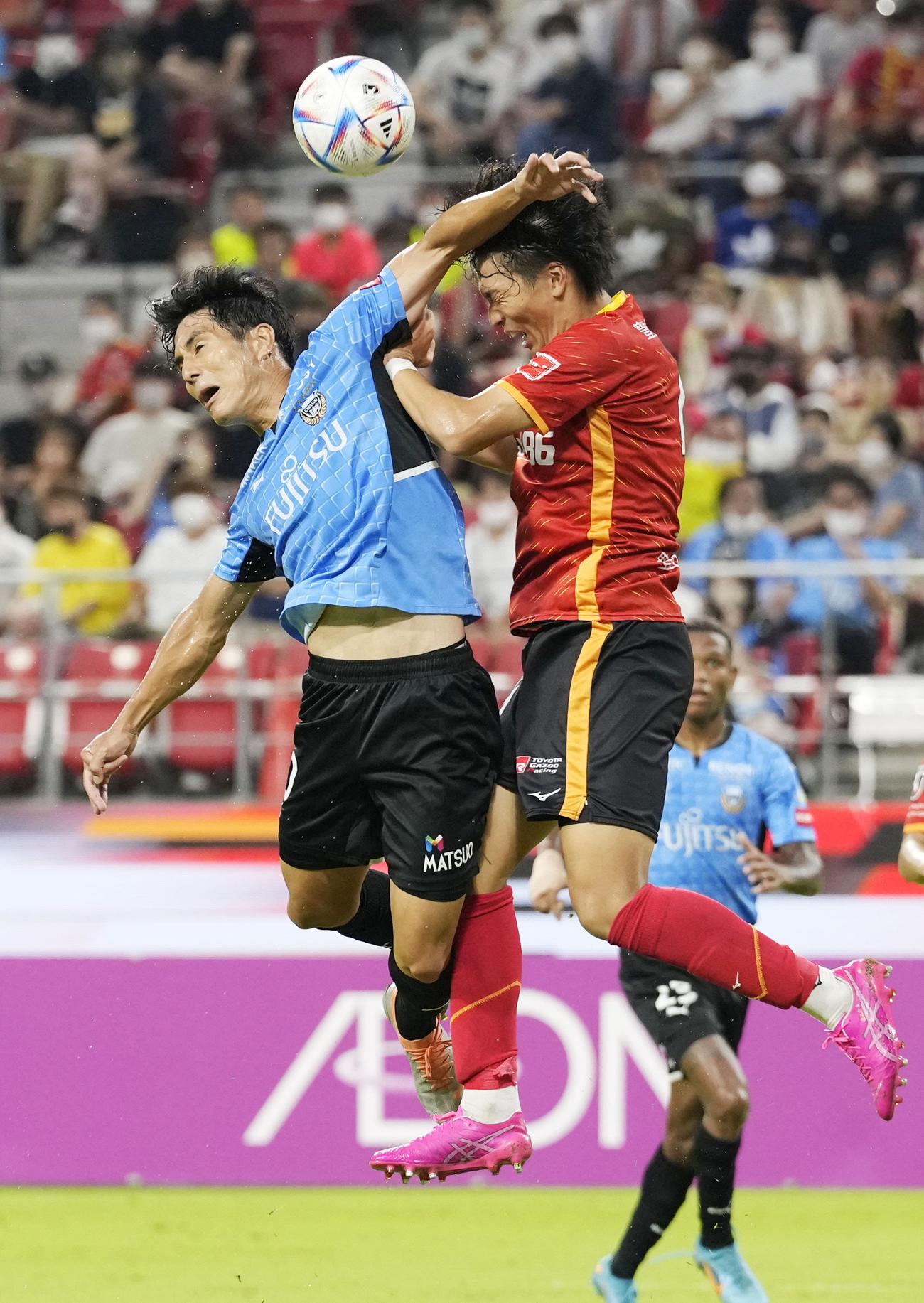 名古屋対川崎F　後半、ゴール前で競り合う川崎F知念（左）と名古屋中谷（共同）
