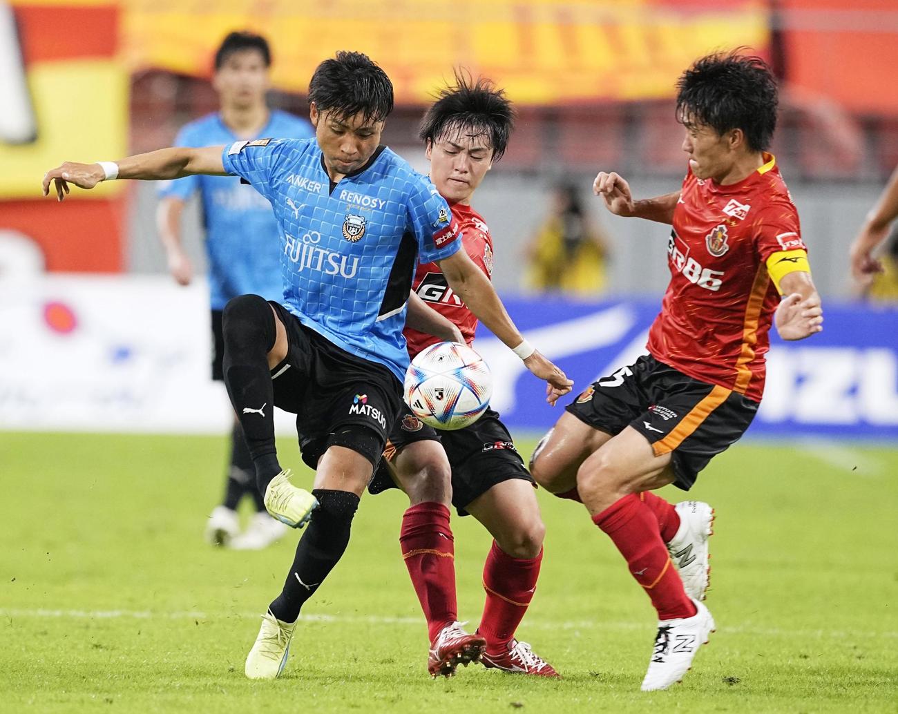 名古屋―川崎　試合終了間際、（右から）名古屋・稲垣、相馬と競り合う川崎・小林（共同）