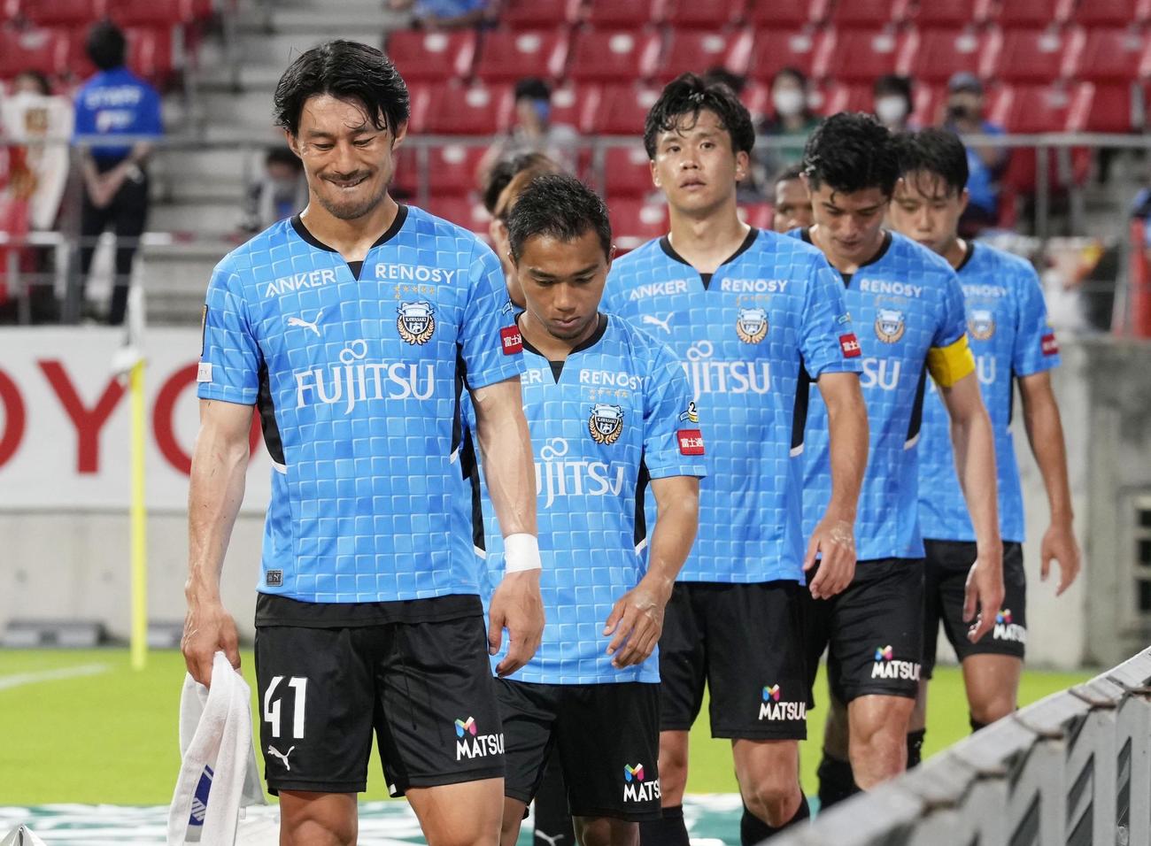 名古屋と引き分け、引き揚げる家長（左端）ら川崎Fイレブン（共同）