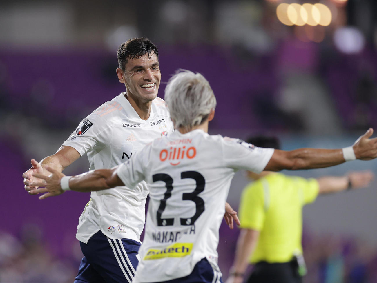 京都対横浜　前半、FKに頭で合わせ先制ゴールを決め、笑顔で駆けだす横浜エドゥアルド（左）（撮影・前田充）