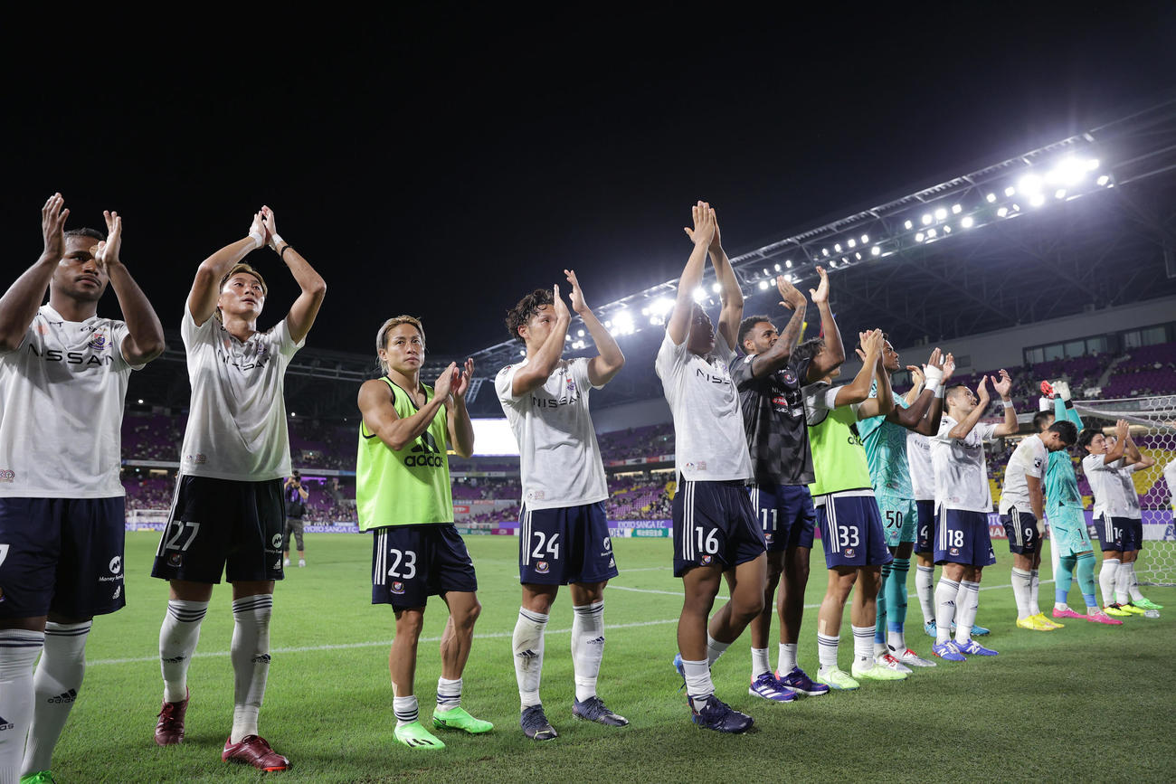 京都対横浜　京都に勝利し、サポーターにあいさつする横浜イレブン（撮影・前田充）