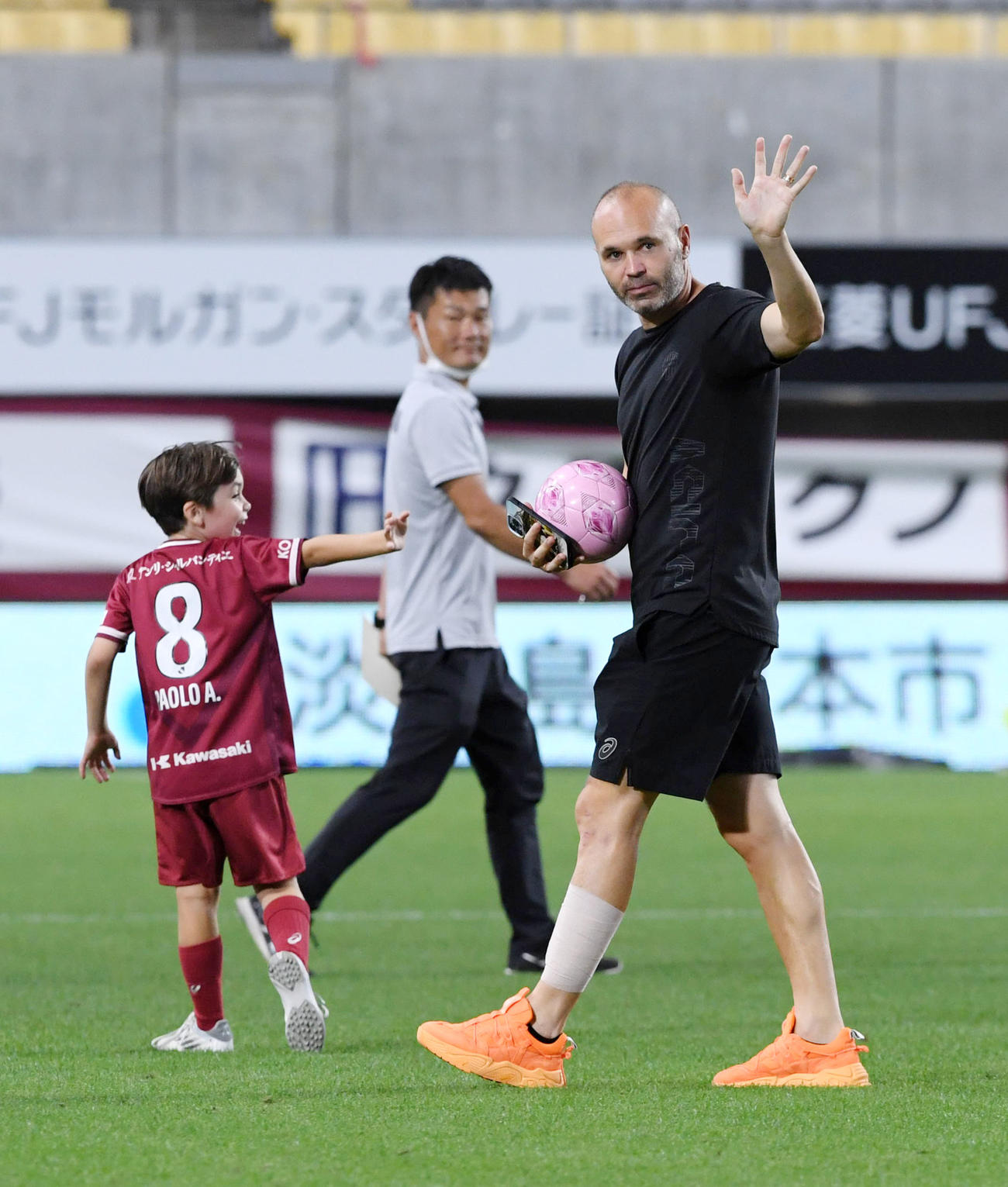 試合後、子どもとサッカーの練習をする神戸イニエスタ（撮影・滝沢美穂子）