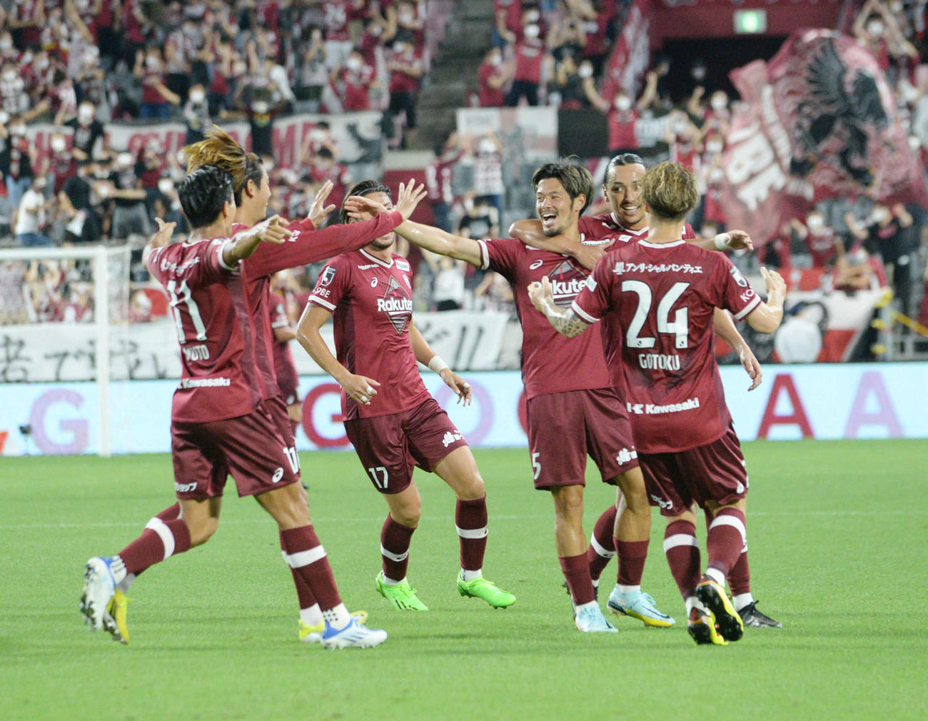 神戸対東京　　前半、神戸山口（右から3人目）は先制ゴールを決めて仲間と喜ぶ（撮影・滝沢美穂子）