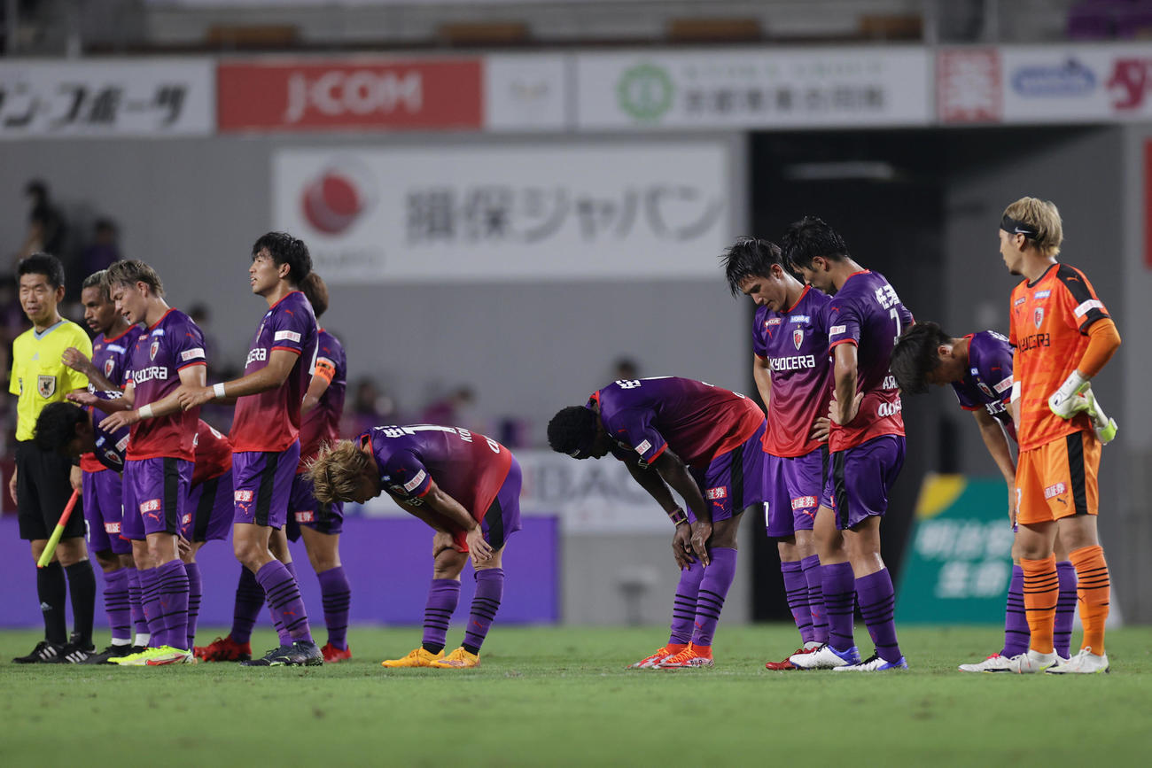 京都対横浜　横浜に敗れ、肩を落として整列する京都イレブン（撮影・前田充）