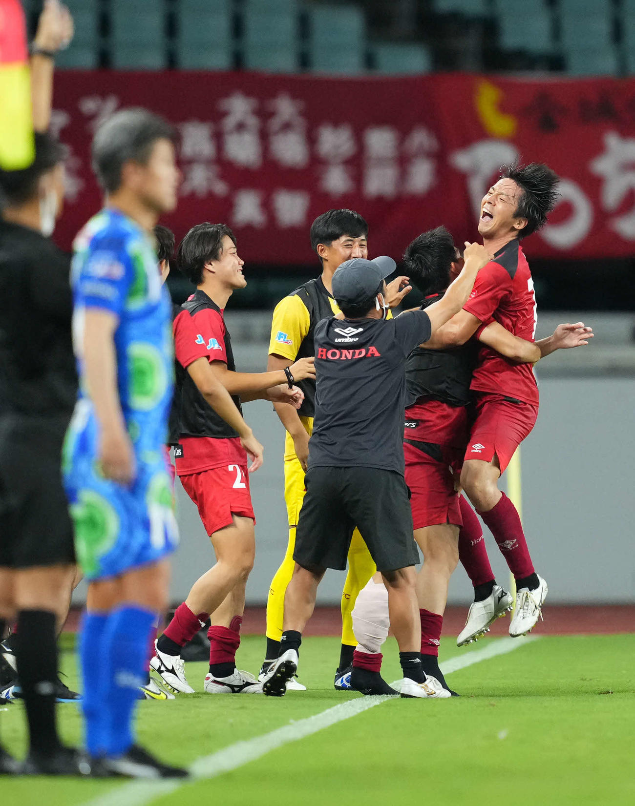 ホンダFC対鈴鹿　後半、ゴールを決め歓喜するホンダFC・岸田（右）。左は交代を待つ鈴鹿・カズ（撮影・横山健太）