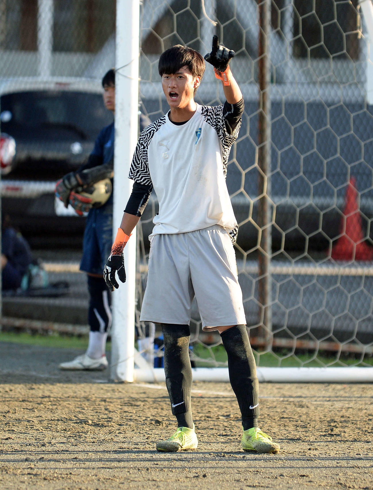 最後方からチームを鼓舞する島田商GK鈴木郁