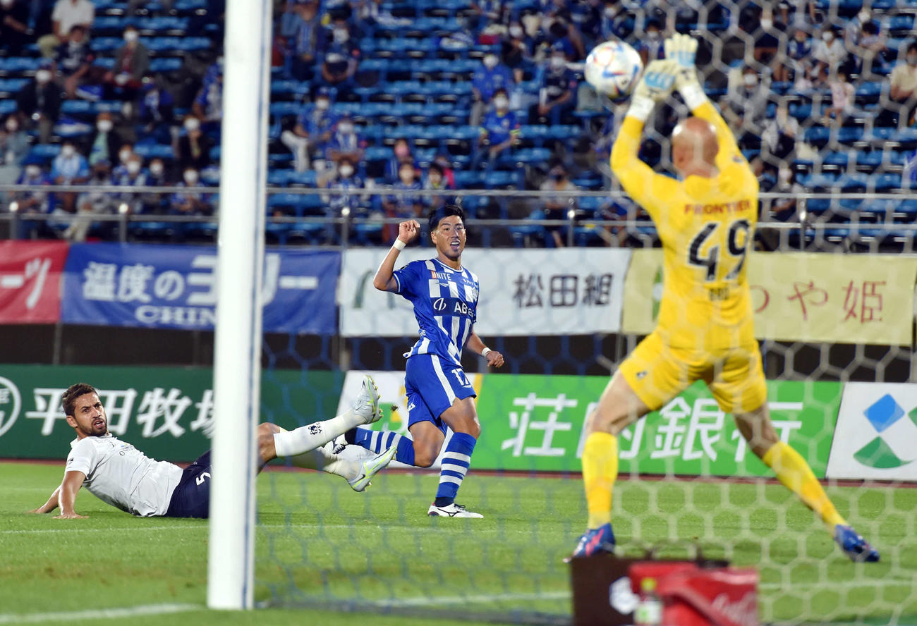 前半、山形FW加藤（中央）はシュートを放つがセーブされる（撮影・相沢孔志）