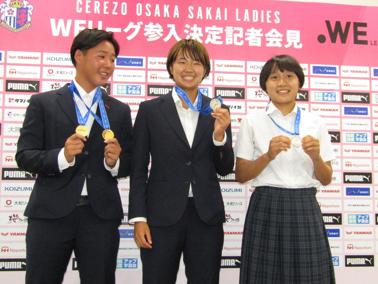 WEリーグ参入が決定したC大阪堺レディースの左から筒井梨香、田畑晴菜、小山史乃観は記者会見で笑顔
