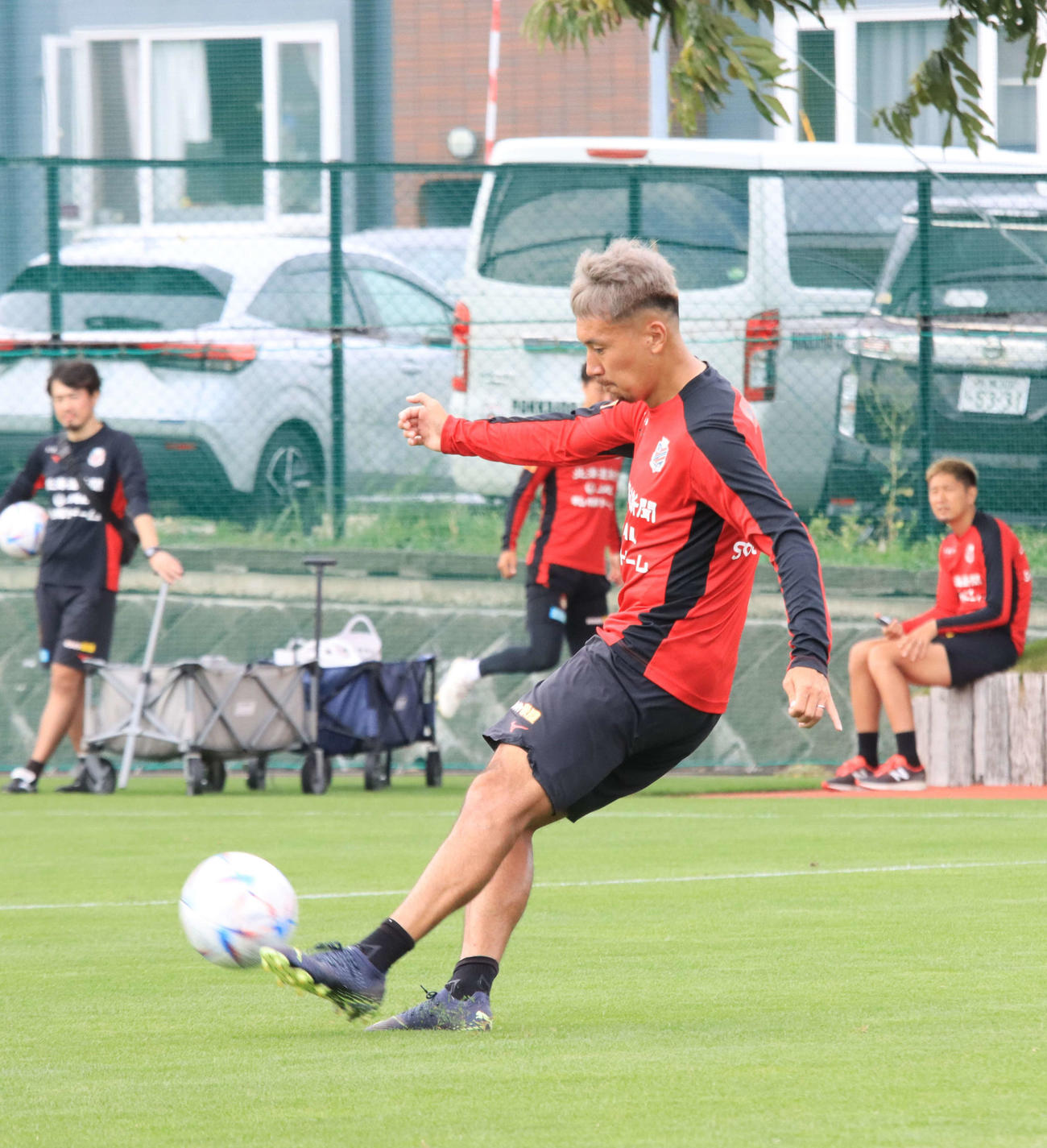 横浜戦前日練習でFKの練習をする札幌福森（撮影・保坂果那）