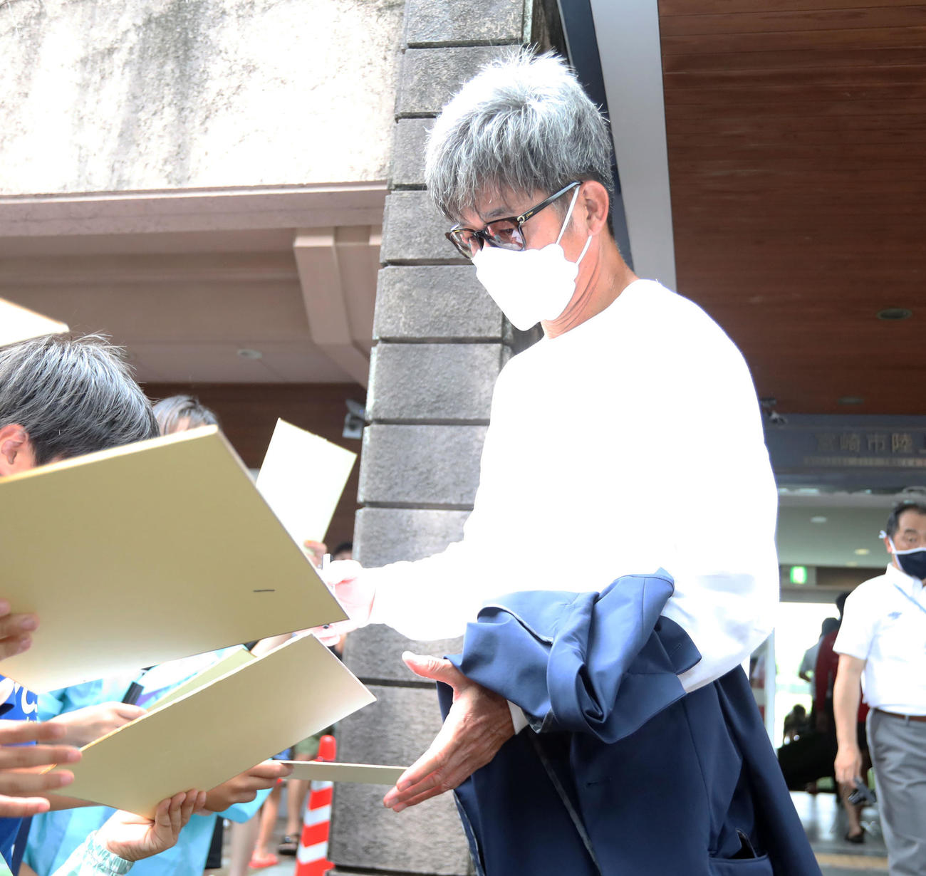 ホンダロックSC対鈴鹿　ファンの子供たちへサインをする鈴鹿三浦知良（撮影・屋方直哉）