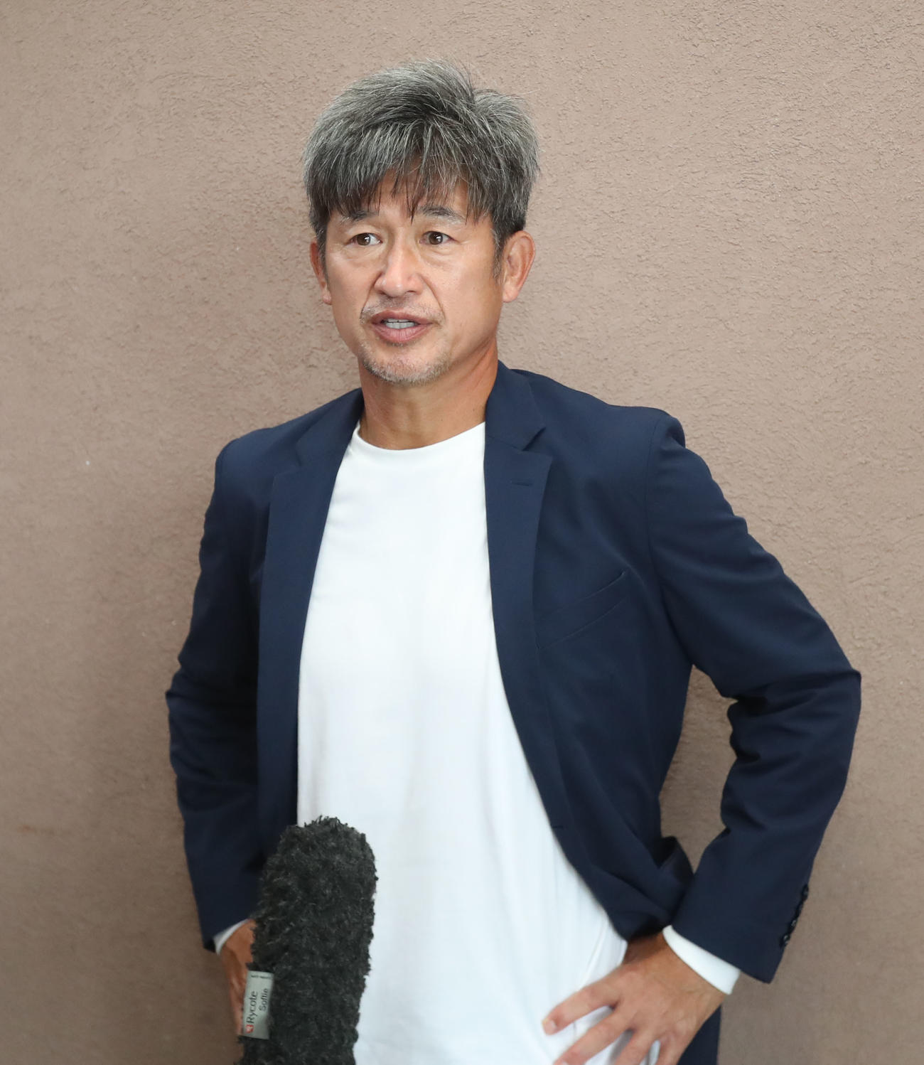 ホンダロックSC対鈴鹿　試合終了後、囲み取材を受ける鈴鹿三浦知良（撮影・屋方直哉）