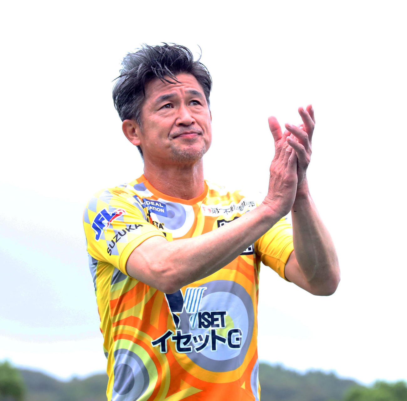 ホンダロックSC対鈴鹿　試合終了後、観客へ手をたたく鈴鹿三浦知良（撮影・屋方直哉）