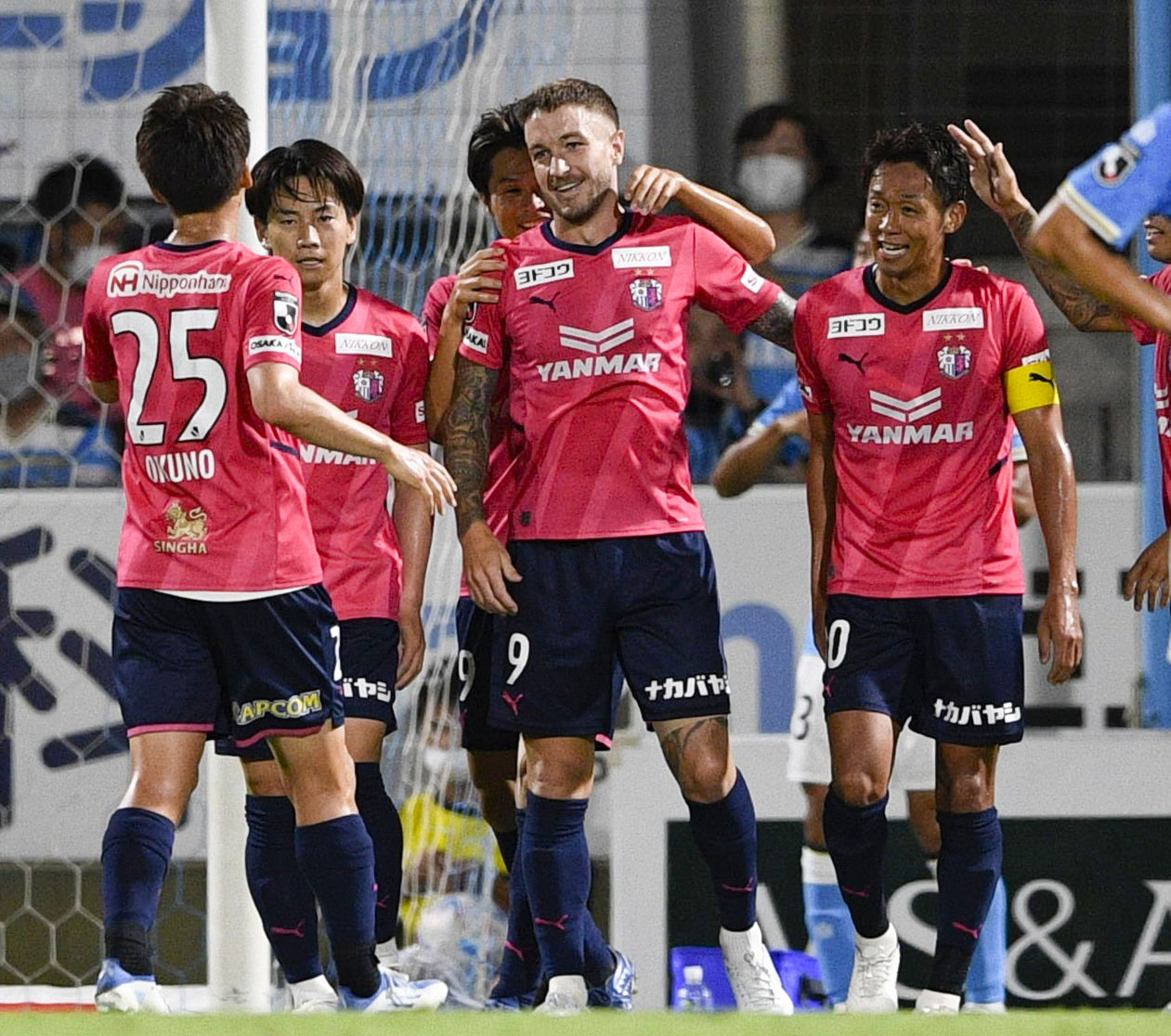 磐田対C大阪　前半、先制ゴールを決め、喜ぶC大阪タガート（中央）（共同）
