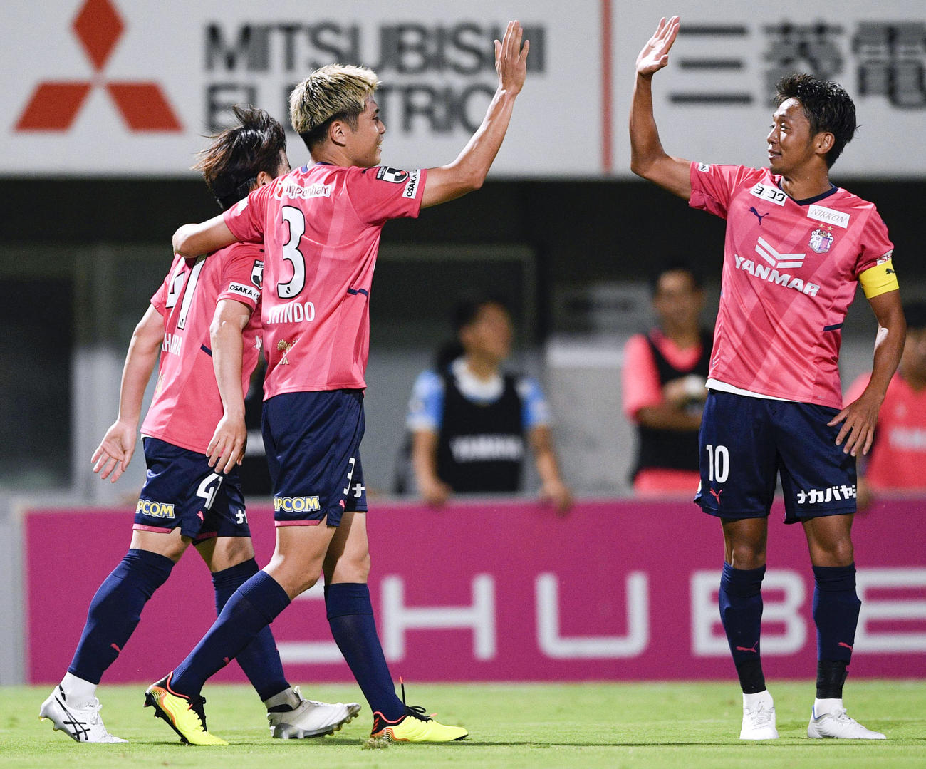 磐田対C大阪　後半、チーム2点目のゴールを決め、清武（右）とタッチを交わすC大阪進藤（中央）（共同）
