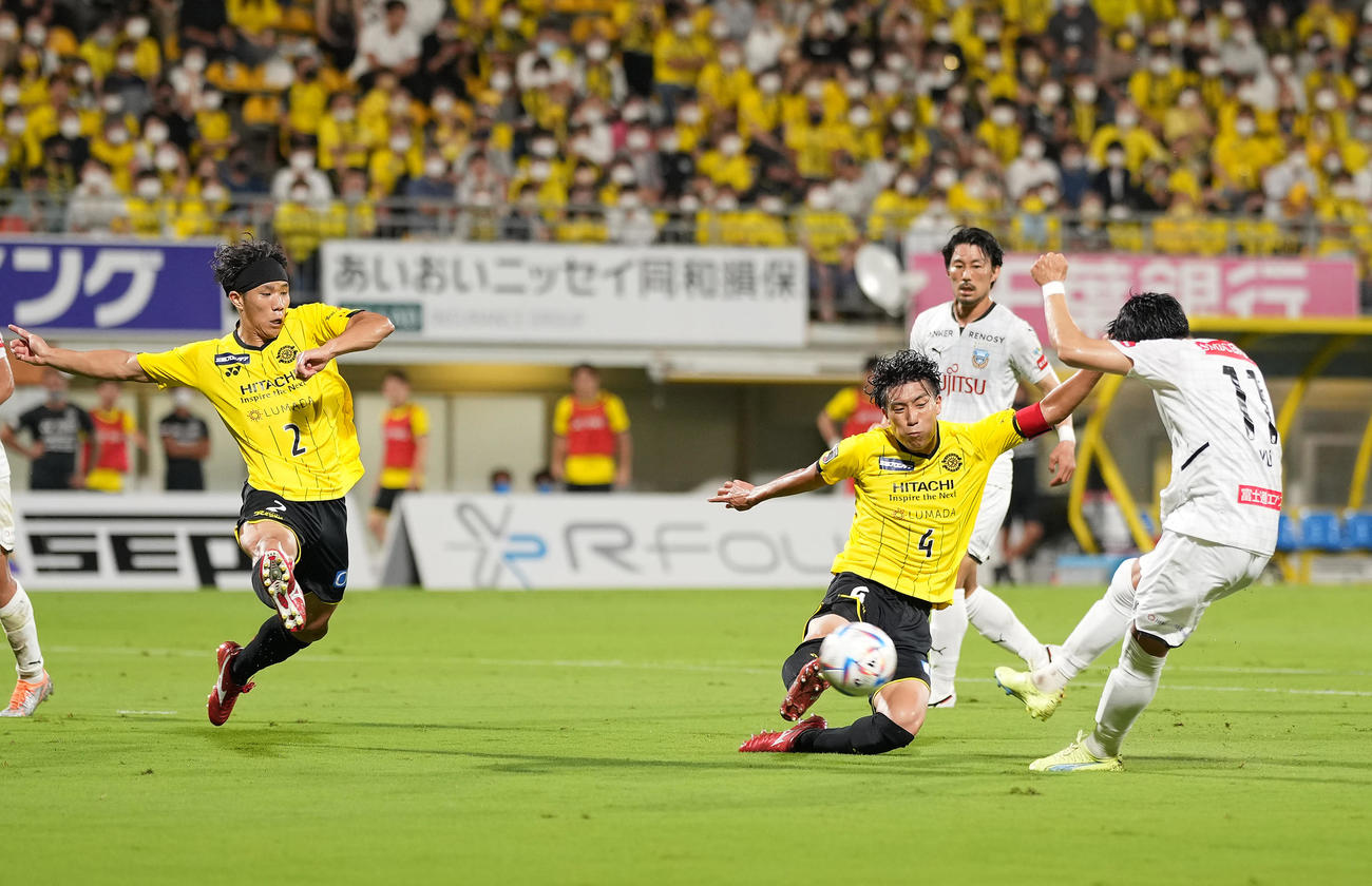 柏対川崎F　前半、ゴールを決める川崎F小林（右）（撮影・垰建太）