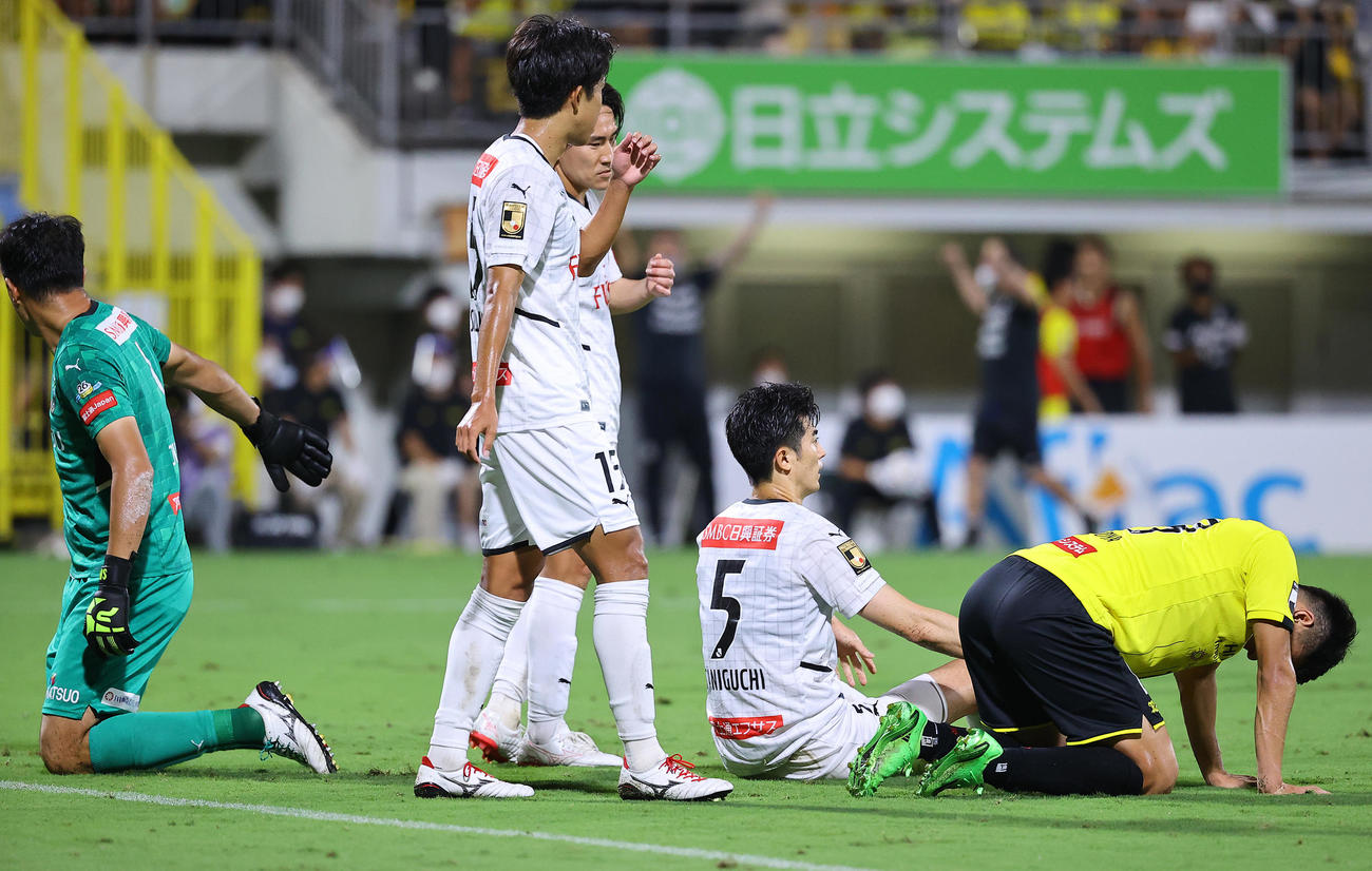 柏対川崎F　後半、柏のドウグラスにゴールを決められぼうぜんとする谷口（中央＝5番）ら川崎Fイレブン（撮影・垰建太）