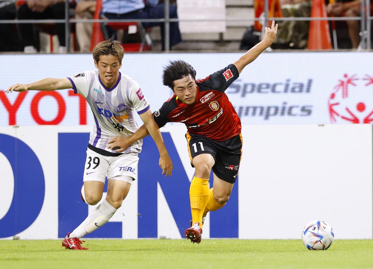 前半、広島満田（左）と競り合う名古屋相馬（共同）