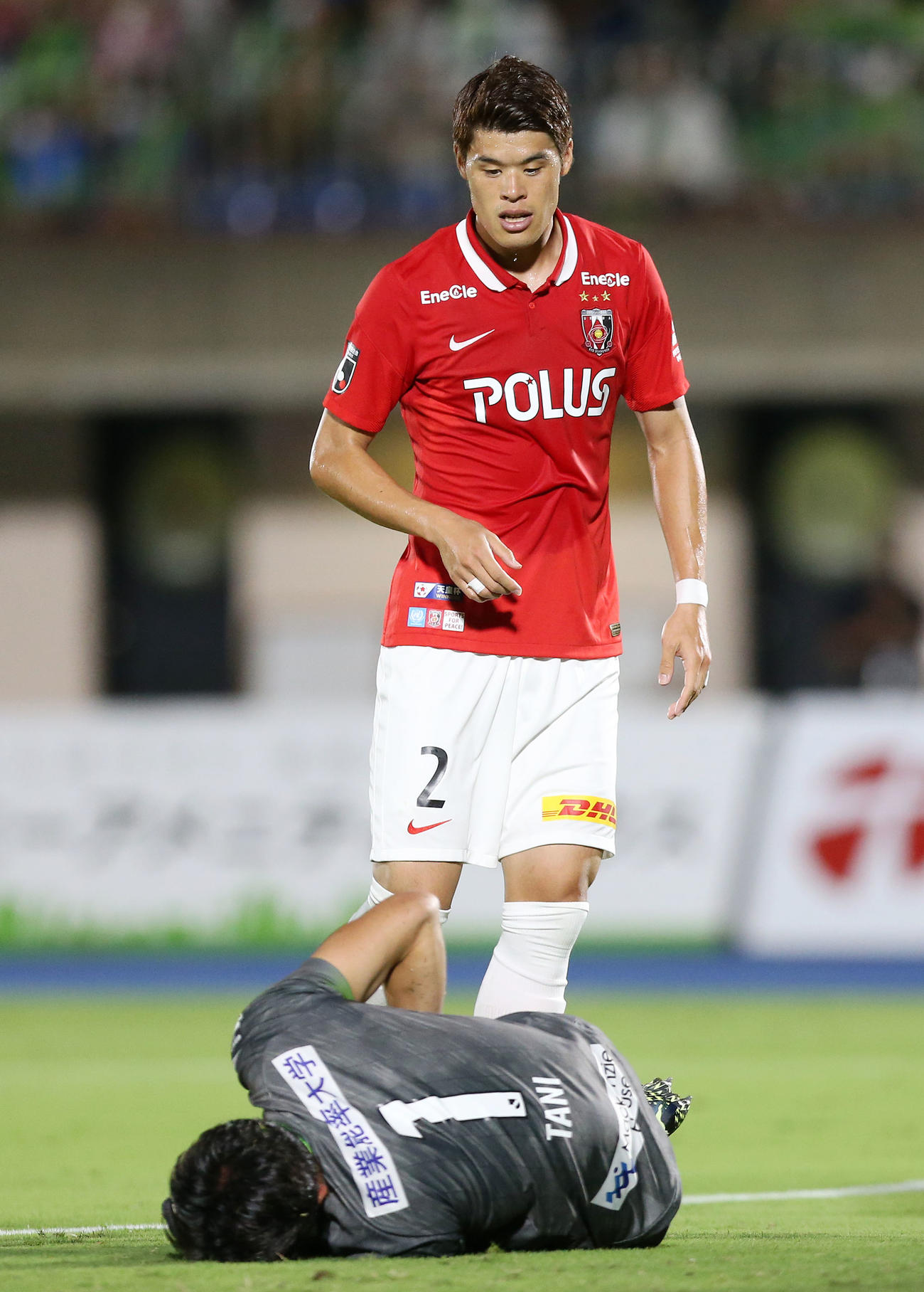 湘南対浦和　前半、相手と交錯し倒れた湘南GK谷（下）のもとへ寄る浦和酒井（撮影・宮地輝）