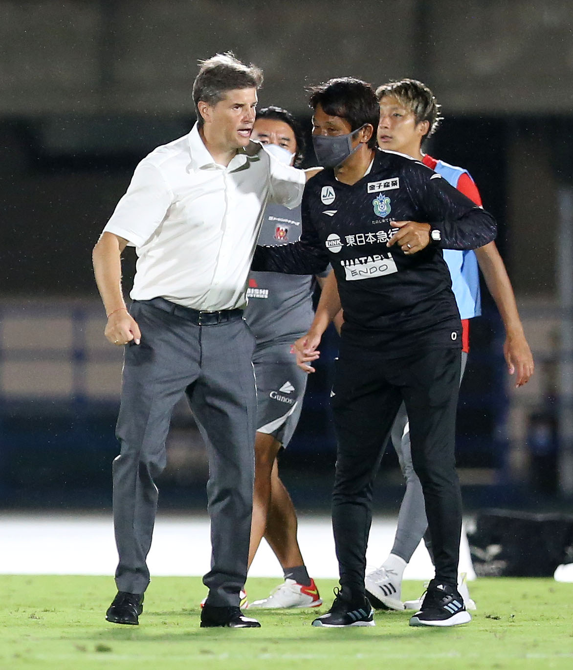 湘南対浦和　試合後、あいさつを交わす浦和ロドリゲス監督（左）と湘南高橋コーチ（撮影・宮地輝）