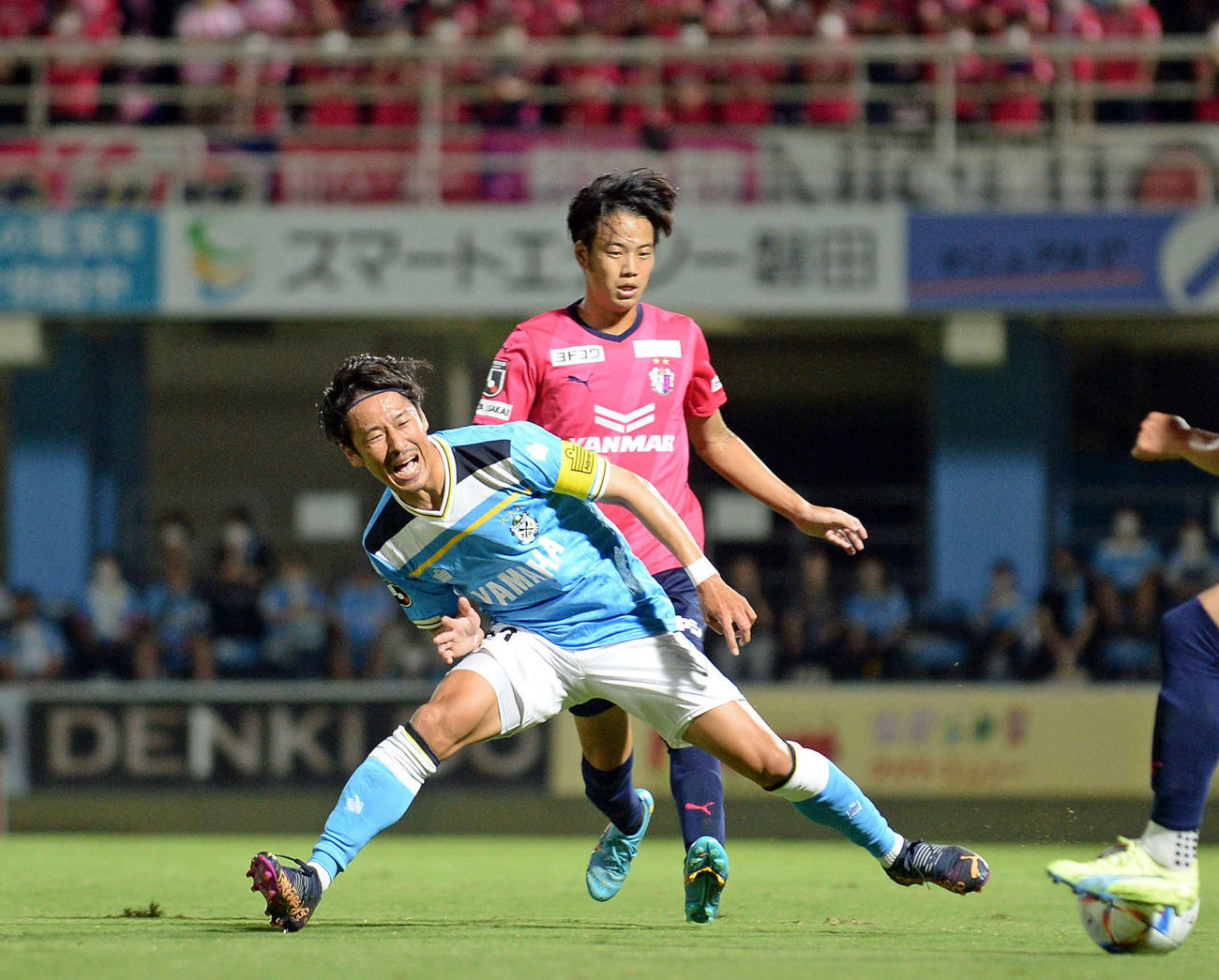 ボールを奪われ、悔しがる磐田山田（手前）