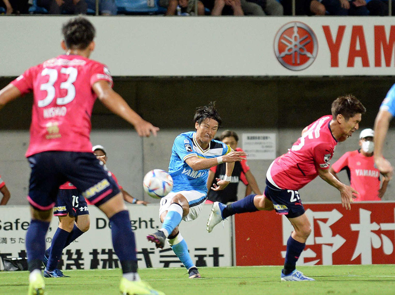 前半、左足ミドルでゴールを狙う磐田山田（中央）
