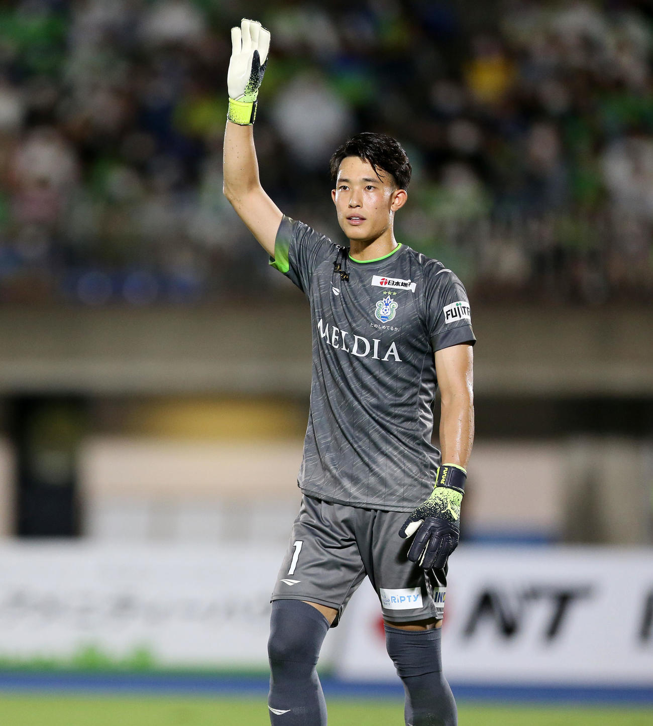 湘南対浦和　前半、オフサイドをアピールする湘南GK谷（撮影・宮地輝）
