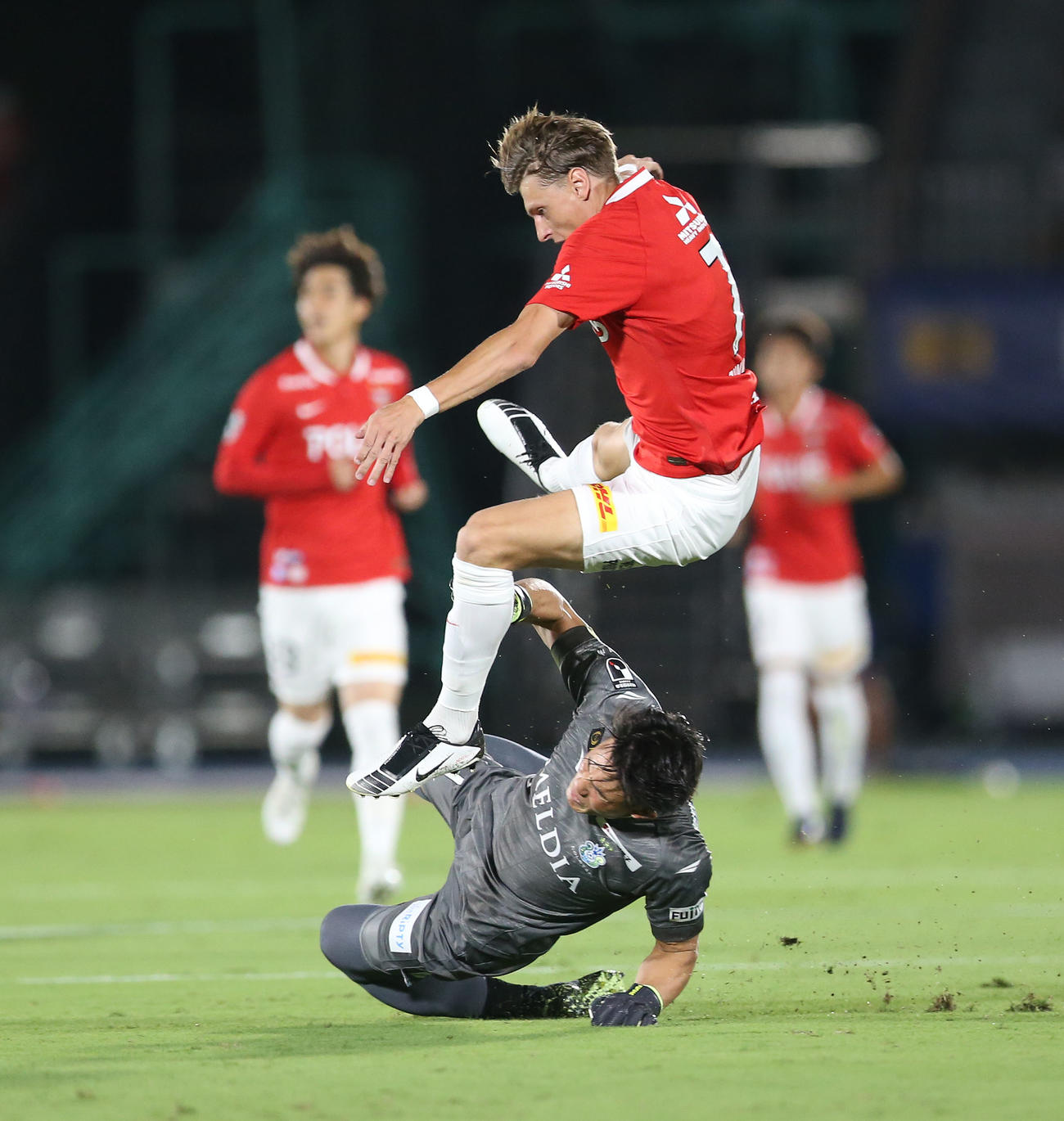 湘南対浦和　前半、浦和ユンカー（上）と交錯する湘南GK谷（撮影・宮地輝）