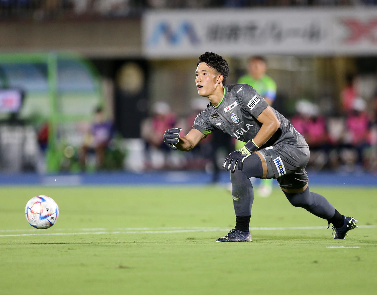 湘南対浦和　前半、ボールを投げる湘南GK谷（撮影・宮地輝）