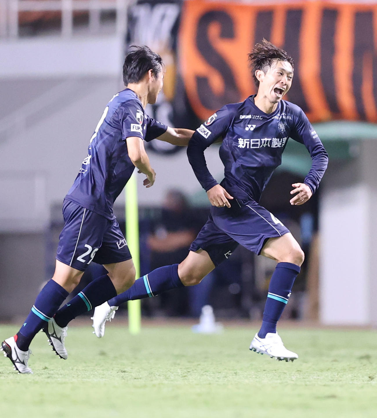 福岡対清水　前半、福岡中村駿（右）はフリーキックから同点ゴールを決め喜ぶ（撮影・梅根麻紀）