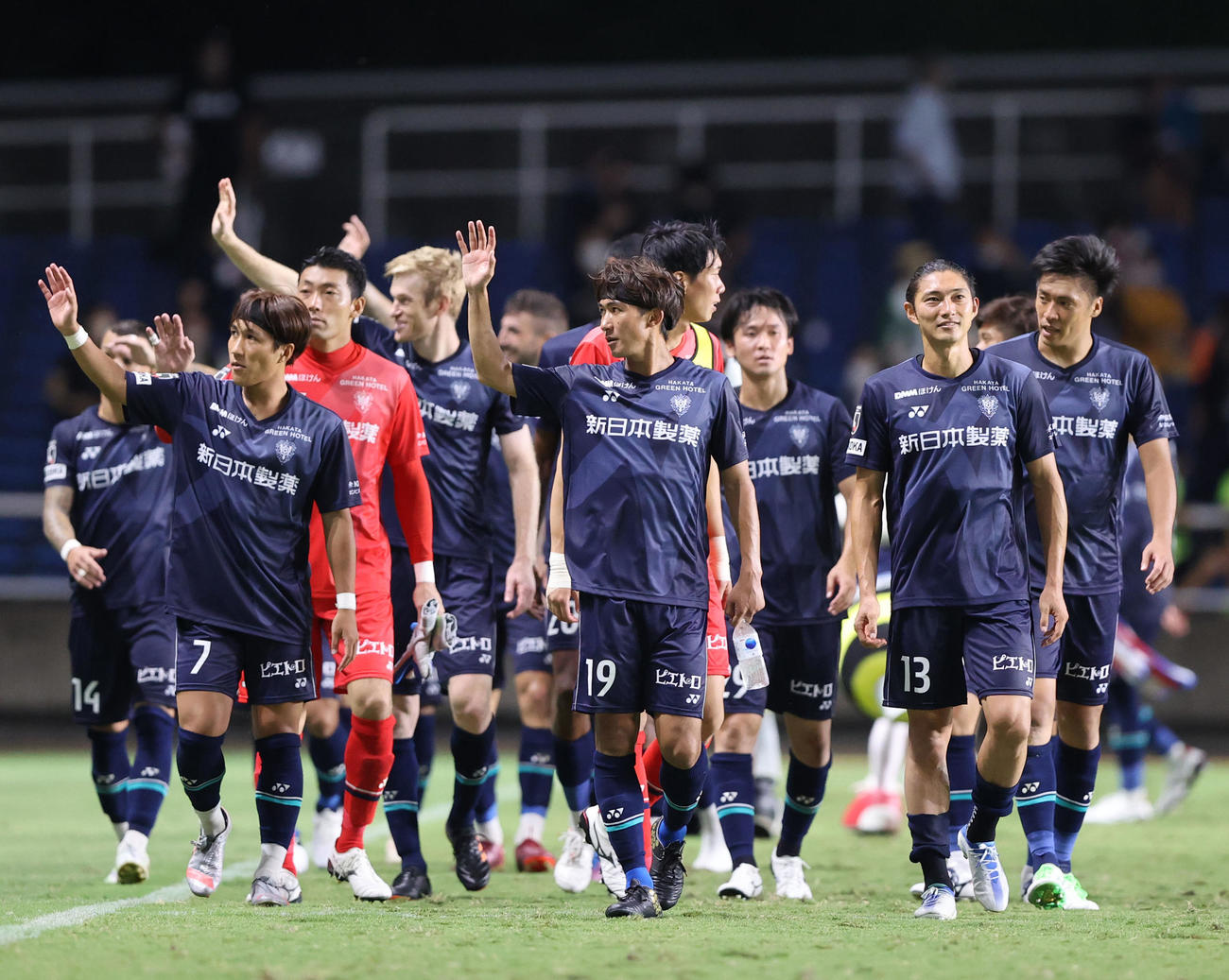福岡対清水　清水に勝利した福岡イレブンはスタンドのサポーターにあいさつ（撮影・梅根麻紀）