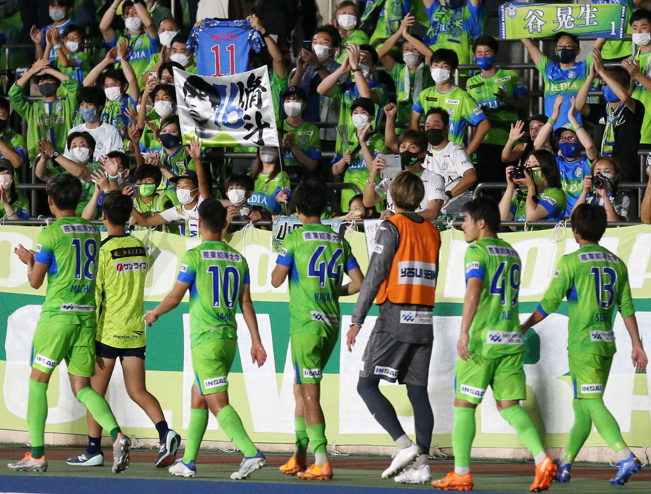 湘南対浦和　試合後、湘南の選手たちを迎える湘南サポーター（撮影・宮地輝）