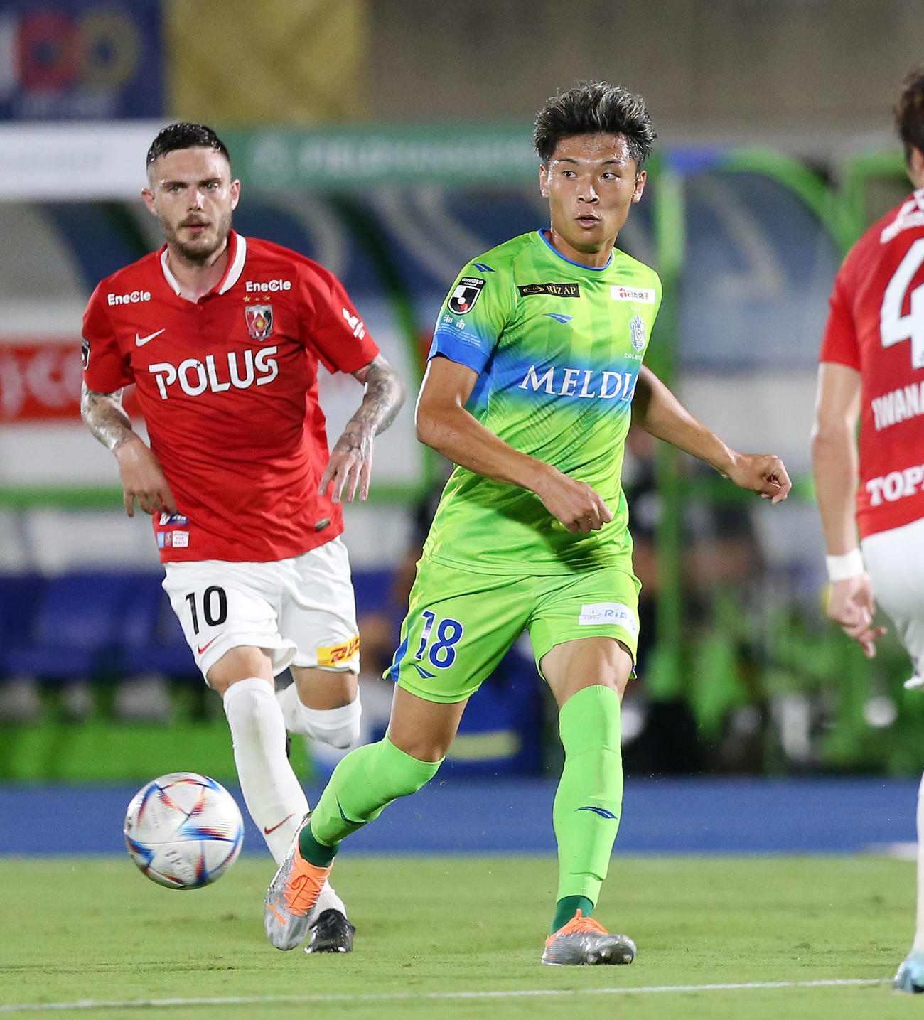 湘南対浦和　後半、パスを出す湘南町野（右）（撮影・宮地輝）