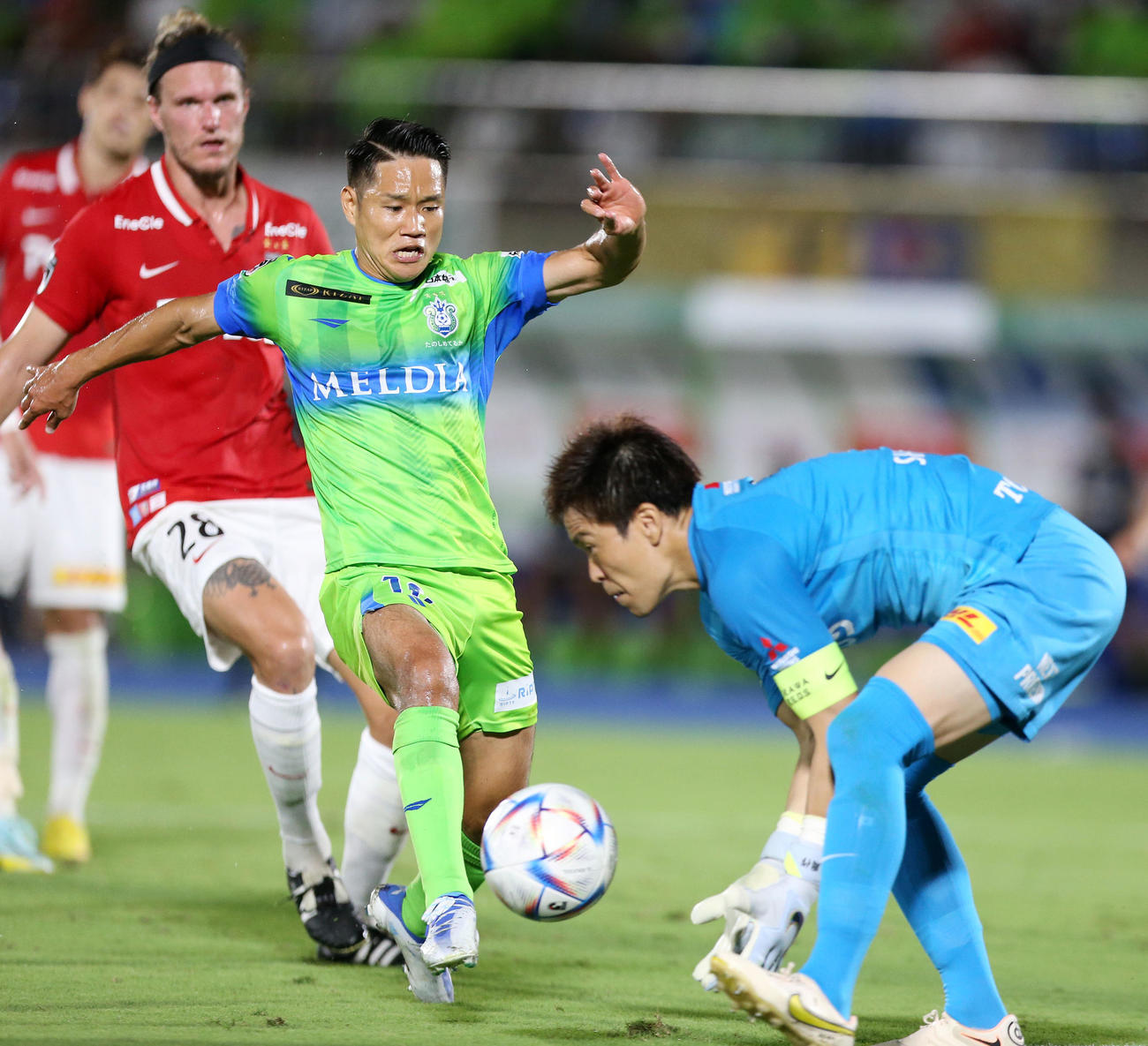 湘南対浦和　後半、詰めに行くも浦和GK西川（右）にキャッチされる湘南山田（撮影・宮地輝）