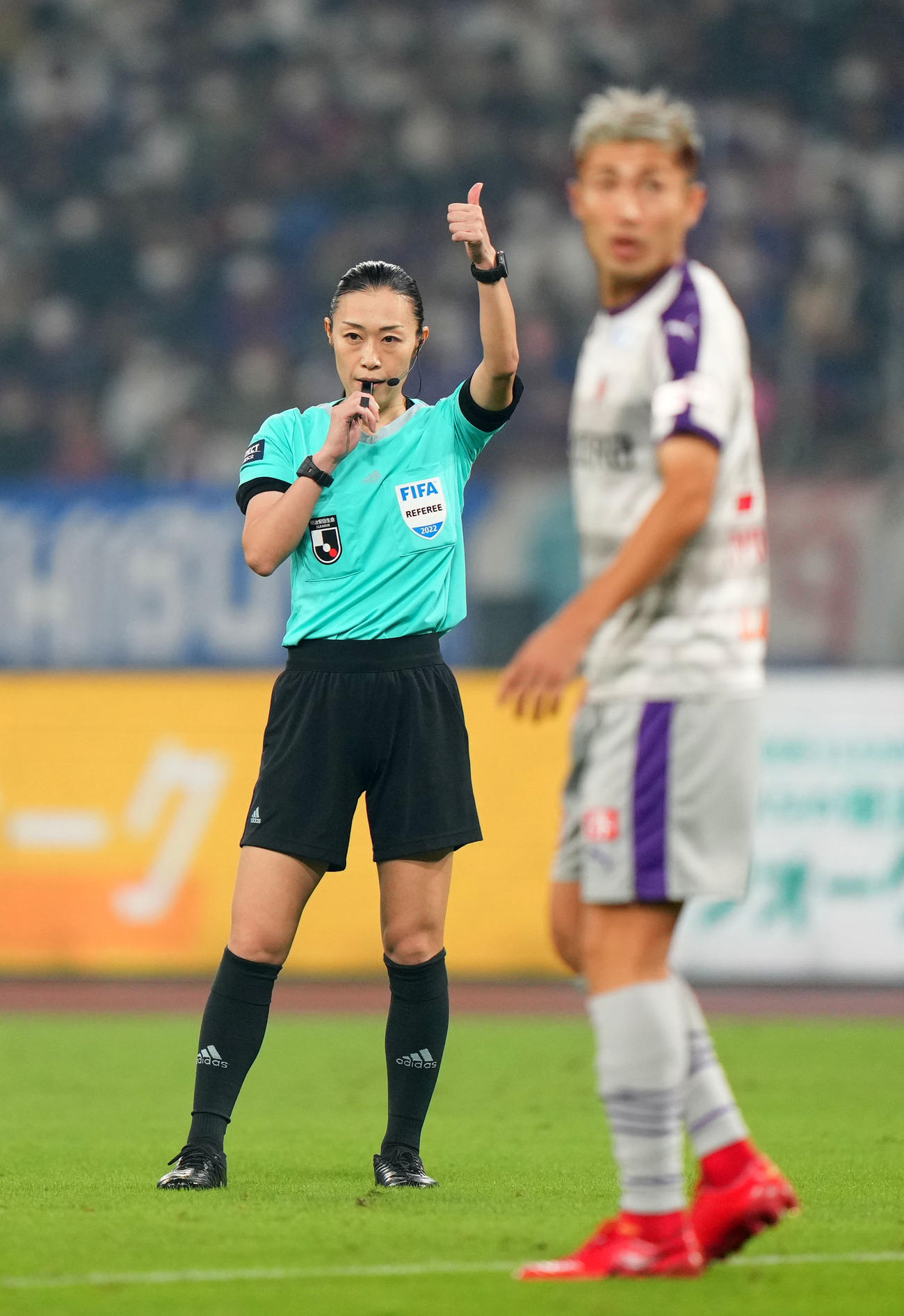 東京対京都　前半、笛を鳴らす山下主審（撮影・横山健太）