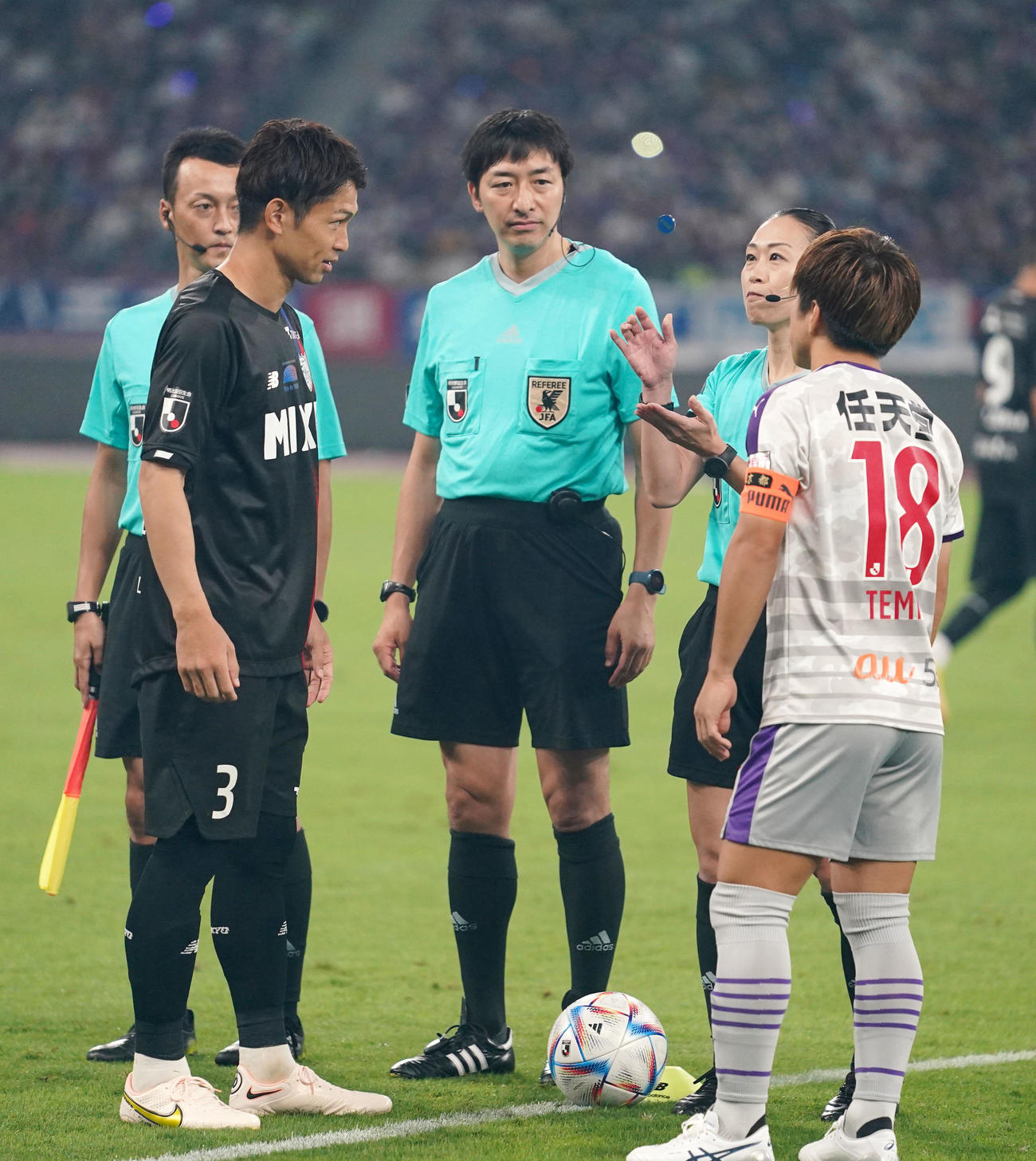東京対京都　試合前、コイントスをする山下主審（右から2人目）（撮影・横山健太）