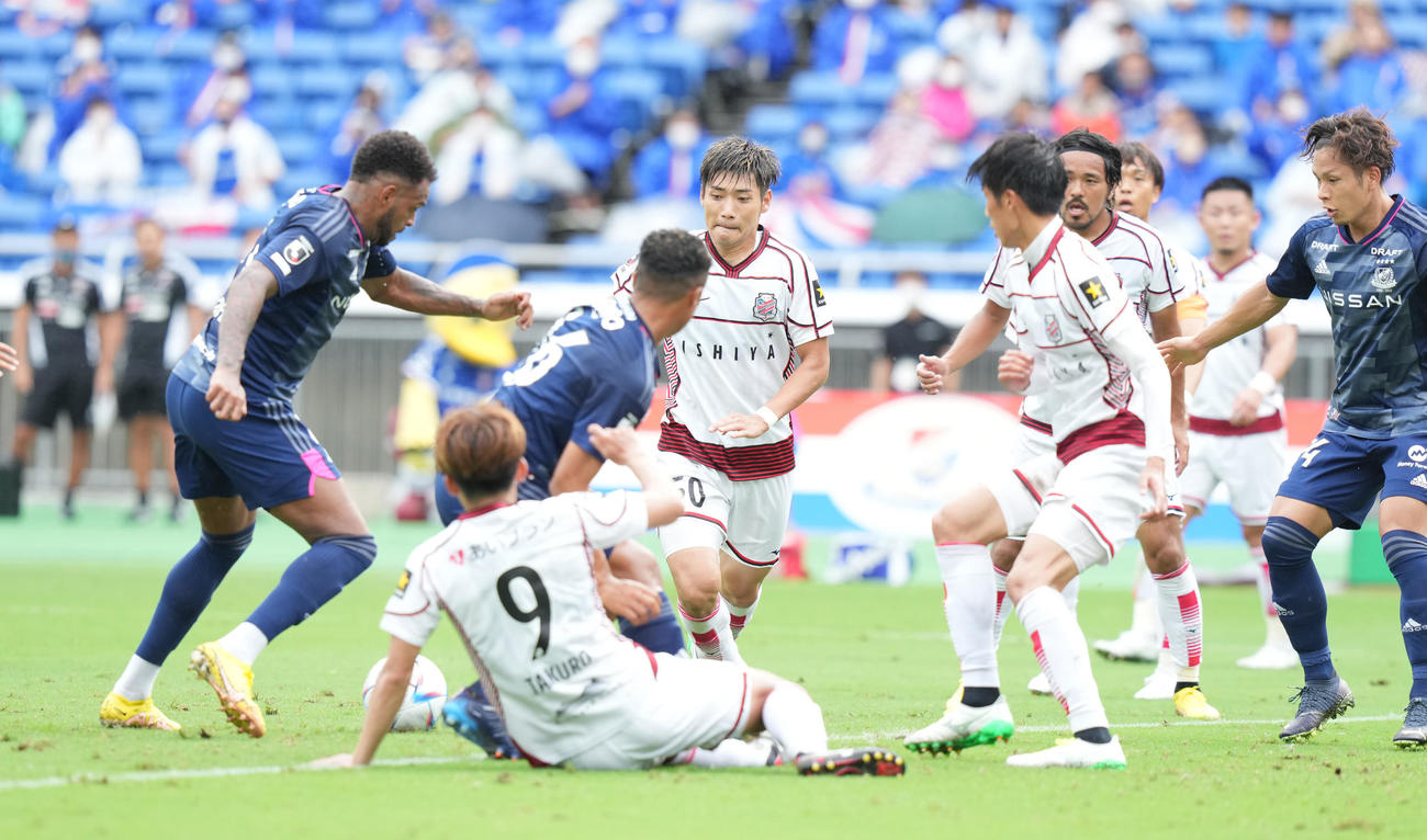 横浜対札幌　後半、横浜ロペス（左）のゴールは、VARで藤田（左から2人目）が札幌金子（左下）へのファウルを取られノーゴールとなる（撮影・鈴木みどり）
