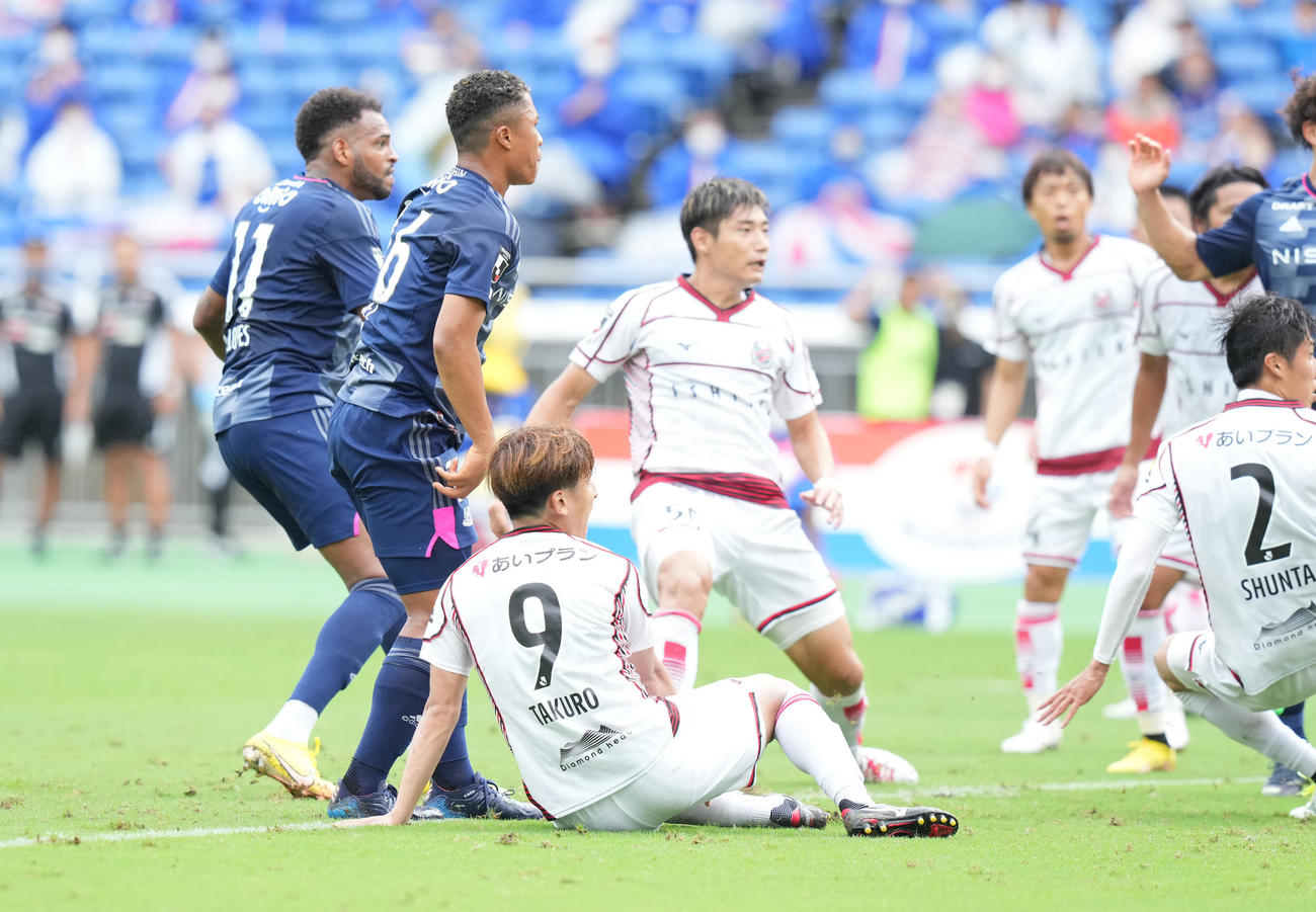 横浜対札幌　後半、横浜ロペス（左）のゴールは、VARで藤田（左から2人目）が札幌金子（左下）へのファウルを取られノーゴールとなる（撮影・鈴木みどり）