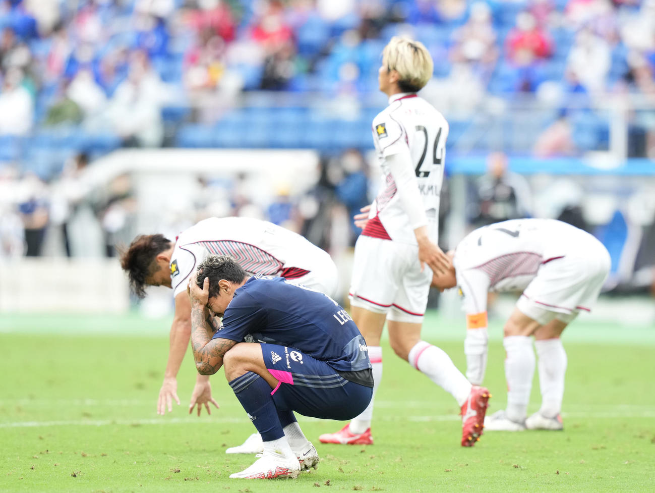 横浜対札幌　スコアレスドローに終わり、頭を抱える横浜レオ・セアラ（手前）（撮影・鈴木みどり）